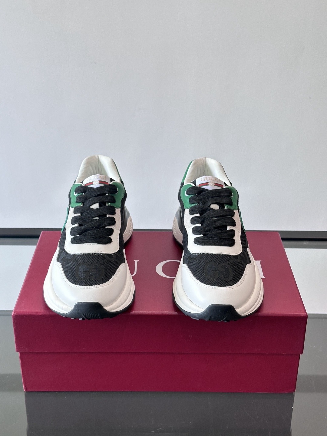 Кроссовки мужские в стиле Gucci чёрно-бело-зелёного цвета с зелёными вставками