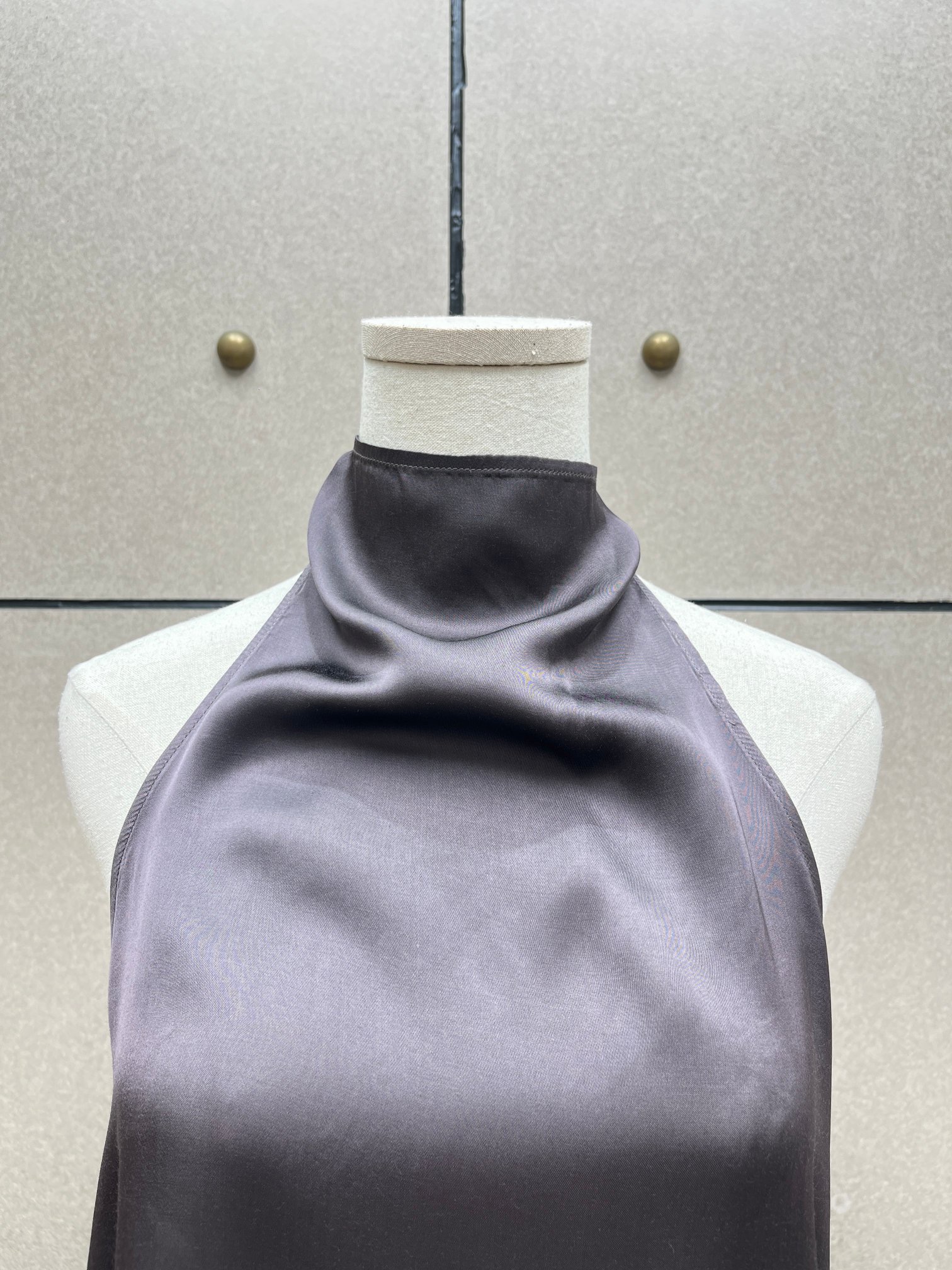 Топ женский асимметричный из вискозного текстиля графитового цвета с декоративным цветком