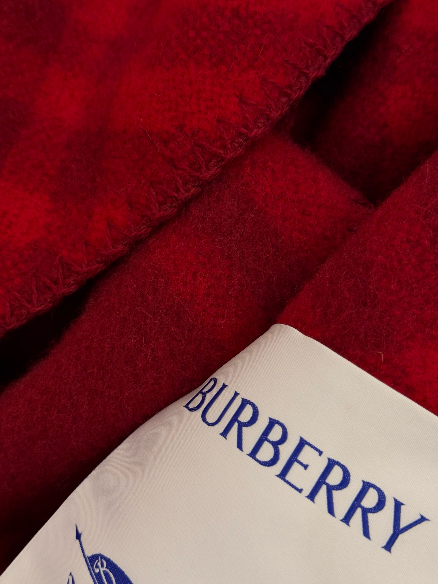 Шарф унисекс в стиле Burberry двусторонний из мягкой шерсти с диагональной клеткой красного  цвета