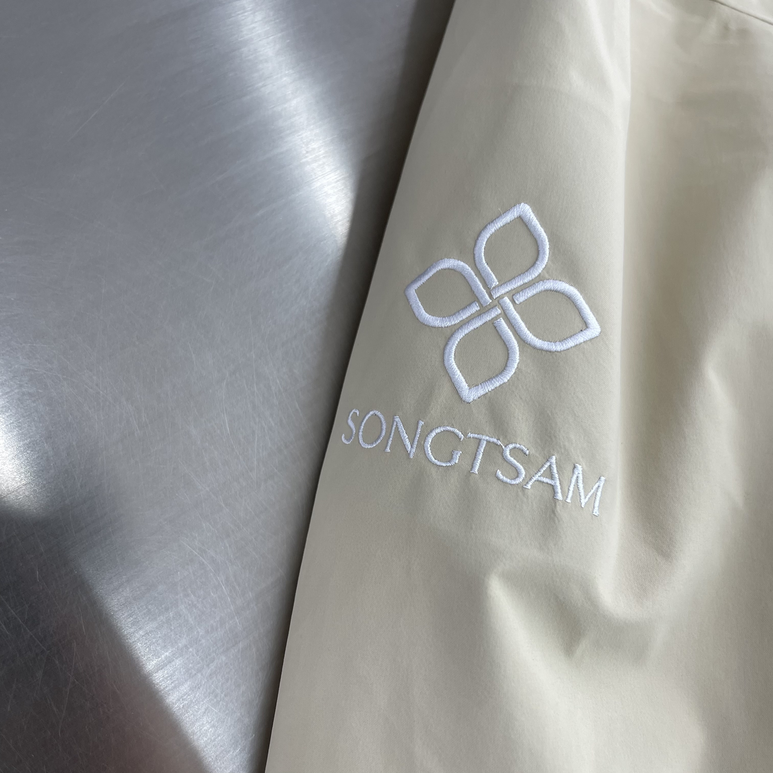 Куртка унисекс в стиле Arc’teryx Beta Lightweight  бежево-серый цвета