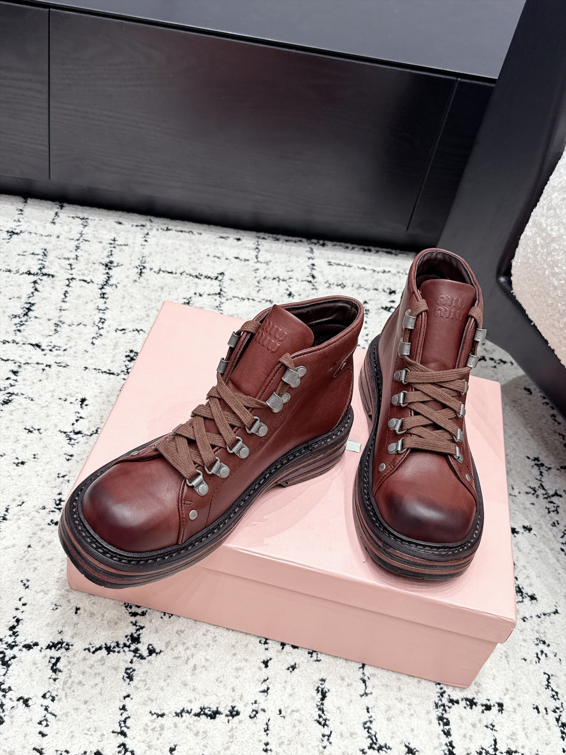 Ботинки женские Miu Miu Leather Laced Booties коричневого цвета