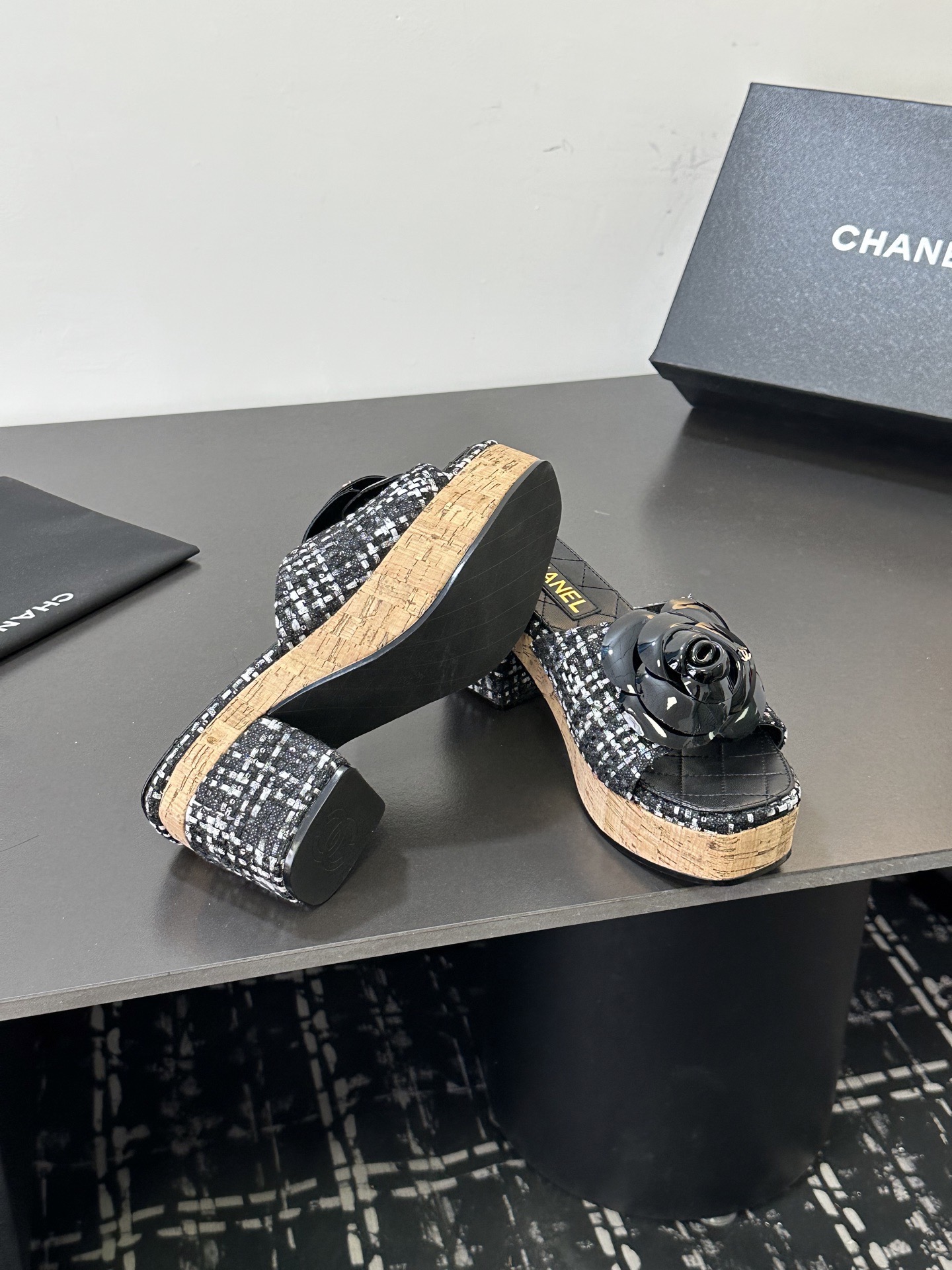 Мюли женские в стиле Chanel с цветком камелии чёрного цвета