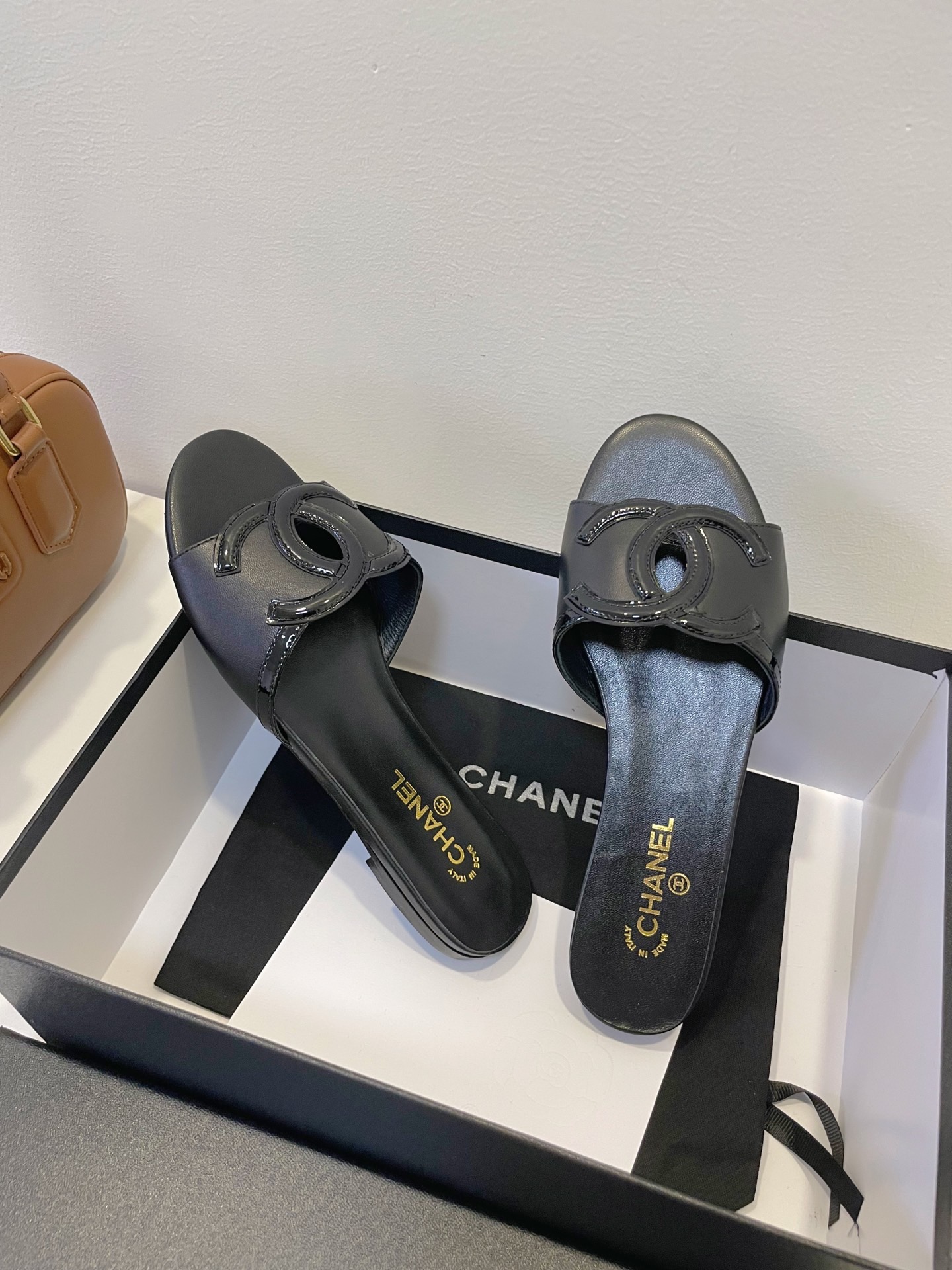 Мюли женские в стиле Chanel 26 с логотипом CC тёмно-синего цвета