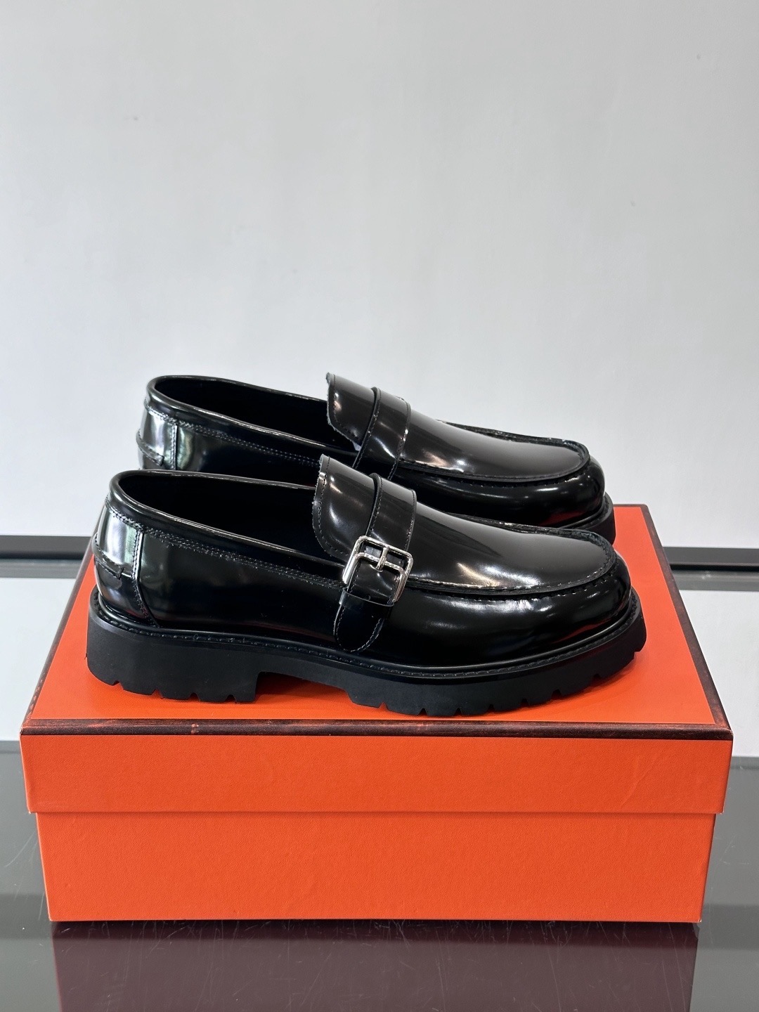 Лоферы мужские в стиле Hermes из лакированной кожи черного цвета