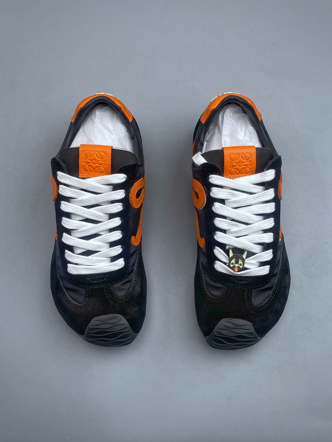 Кроссовки женские в стиле Loewe Flow Runner черного цвета с оранжевыми вставками