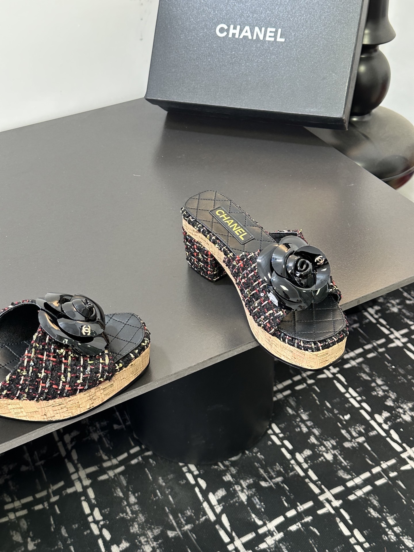 Мюли женские в стиле Chanel с цветком камелии чёрного цвета