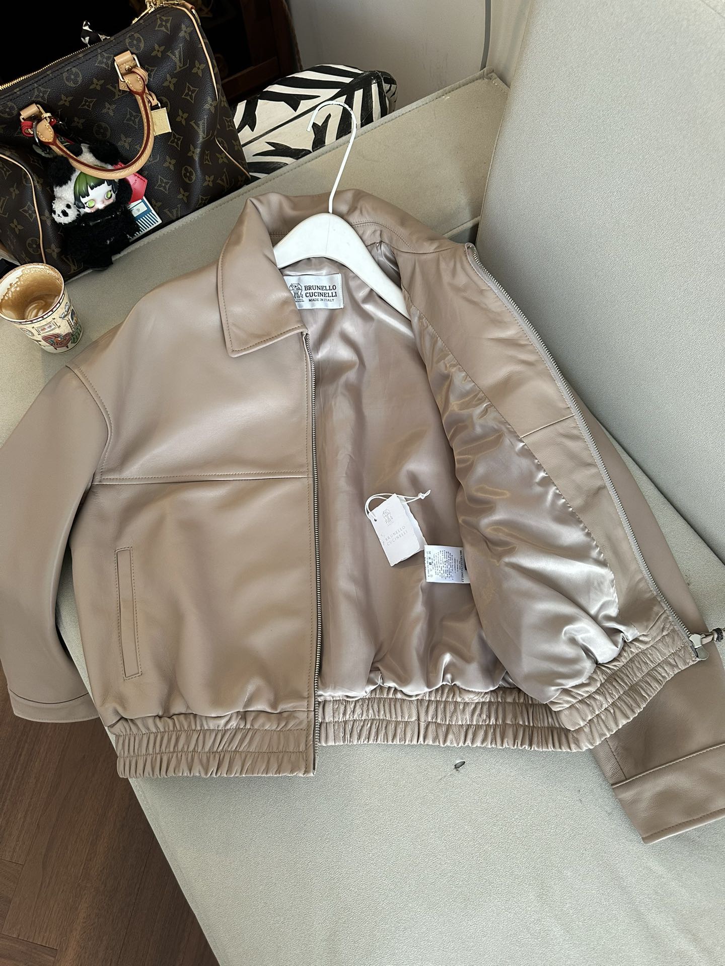 Куртка женская в стиле Brunello Cucinelli из натуральной кожи бежевого цвета укороченная с эластичным поясом