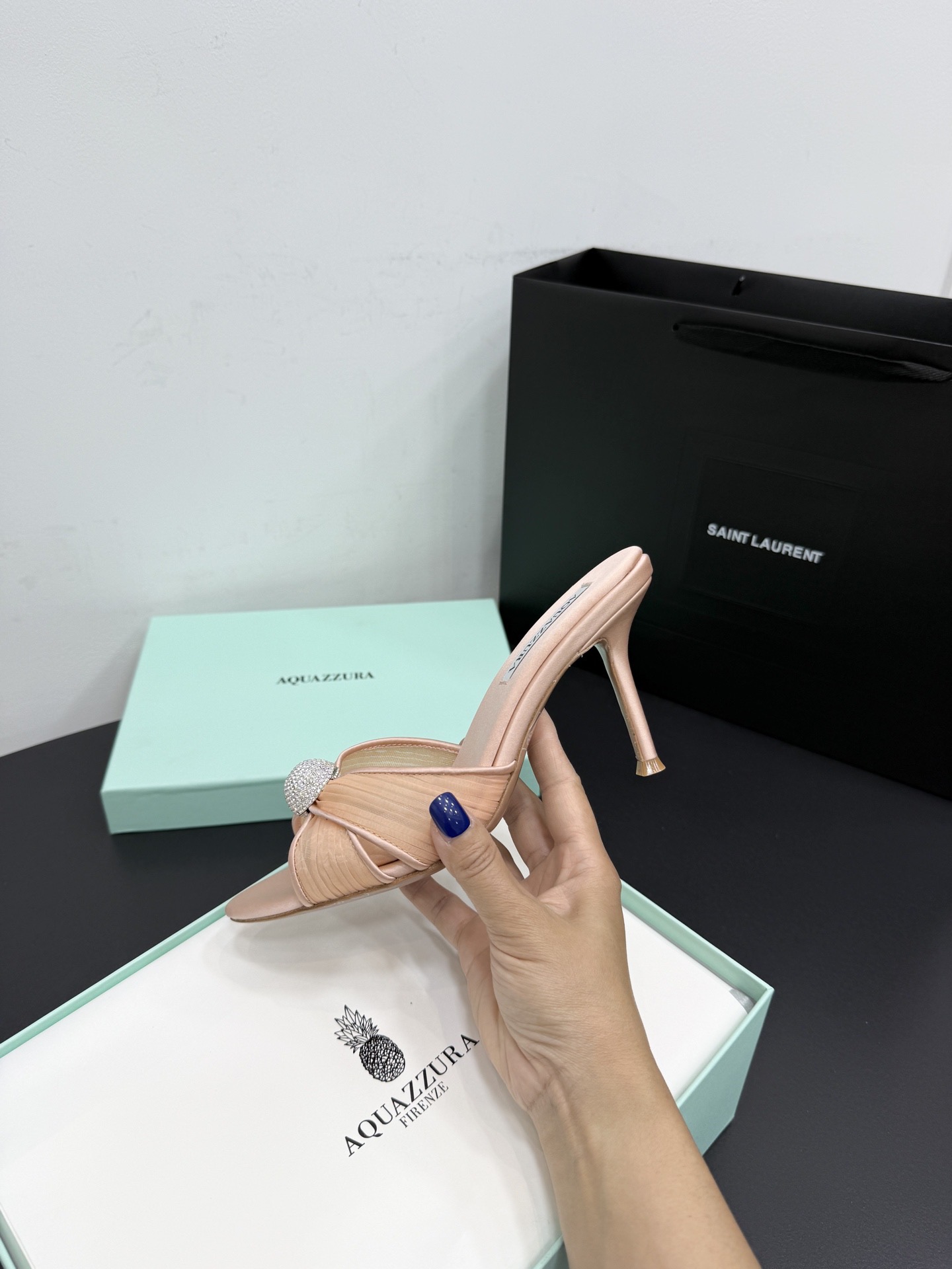 Мюли женские Aquazzura из натурального шёлка бежево-розового цвета