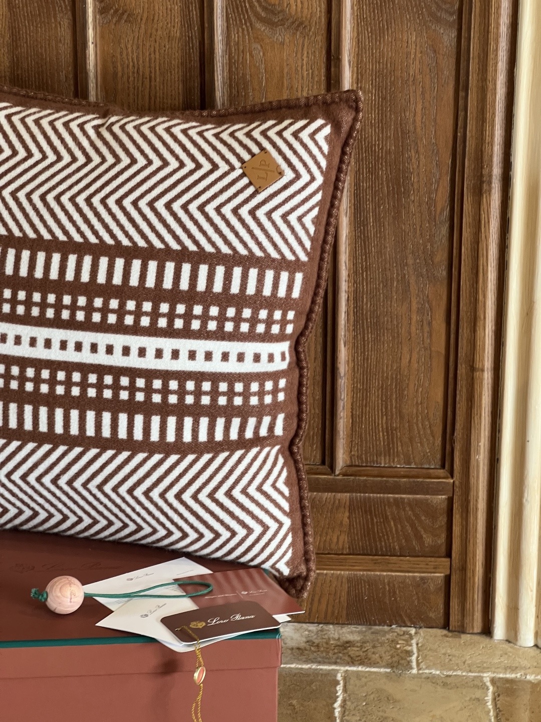 Подушка декоративная в стиле Loro Piana с геометрическим жаккардовым узором