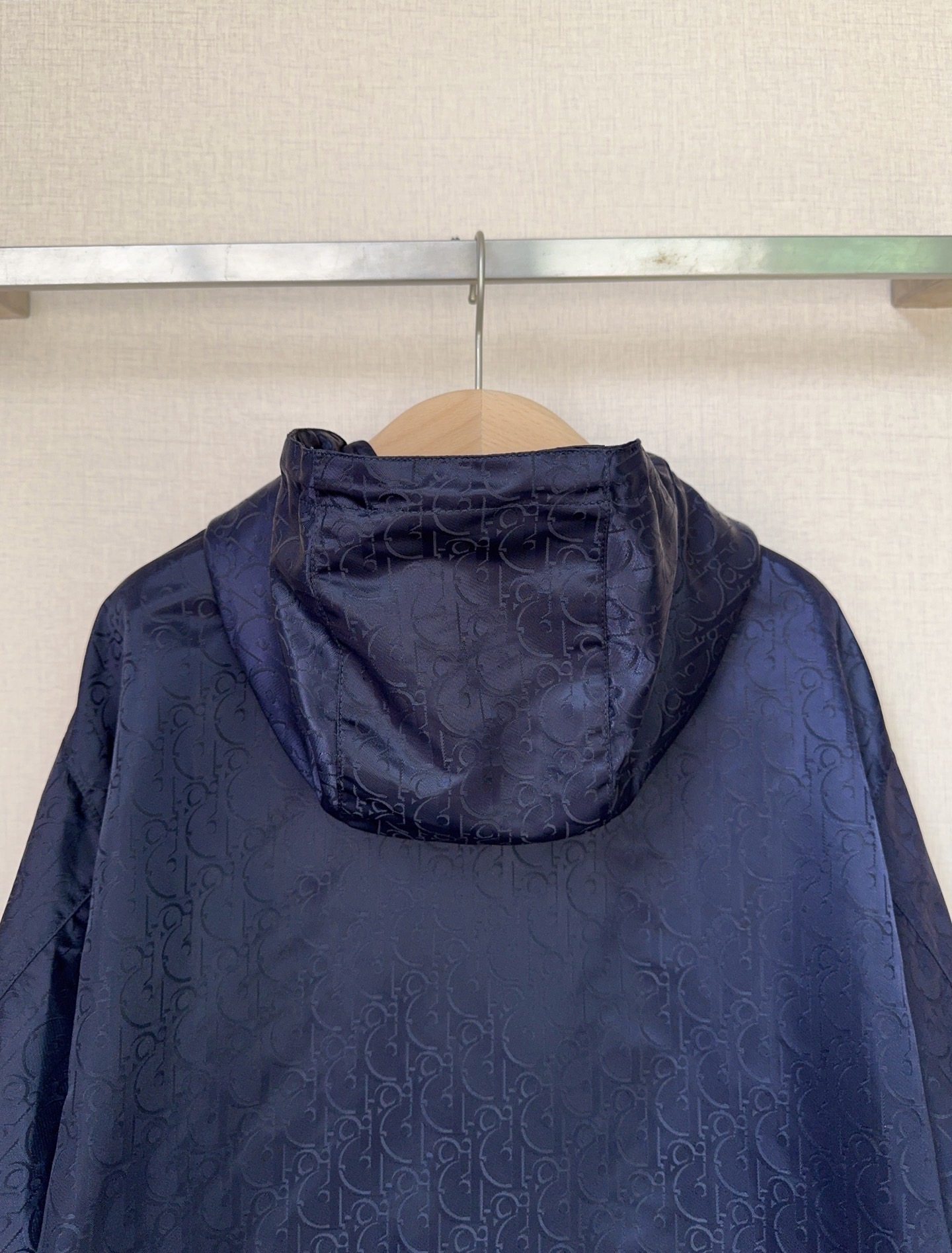 Куртка женская укороченная с капюшоном в стиле Dior из жаккардовой ткани