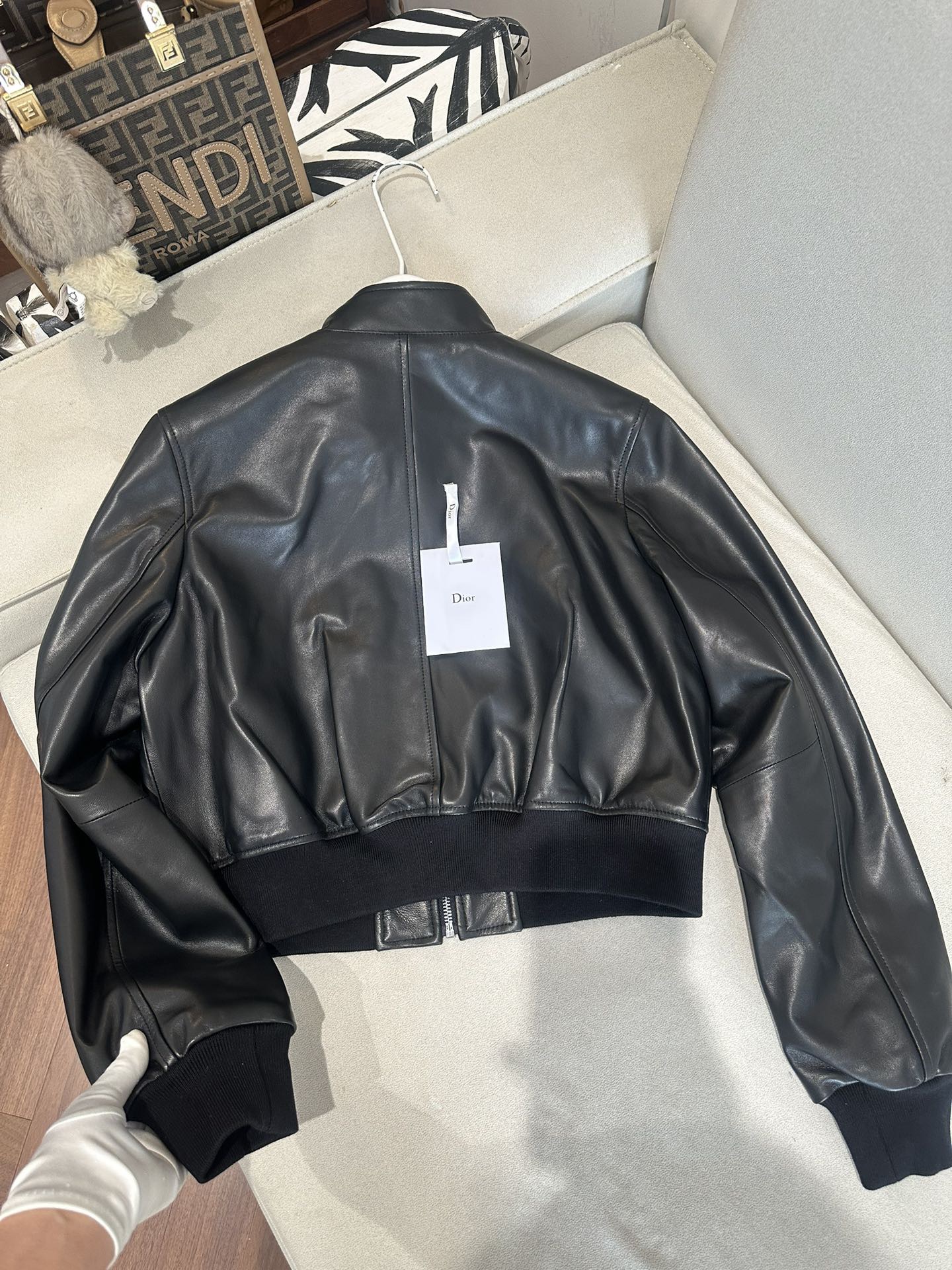 Куртка женская в стиле Dior черного цвета укороченная из натуральной кожи с накладными карманами