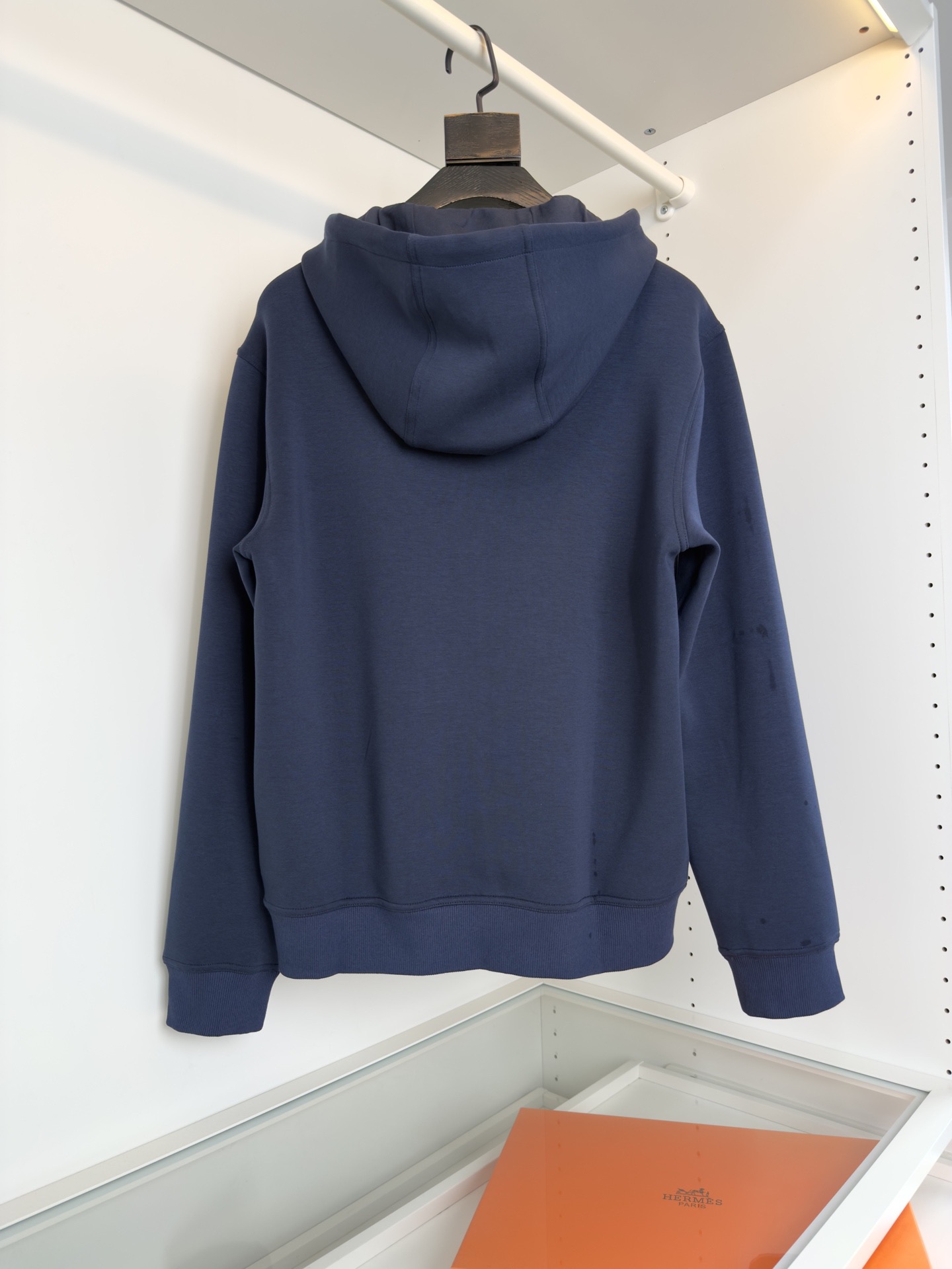 Худи мужское в стиле Hermès с капюшоном и вышивкой чёрно-синего цвета