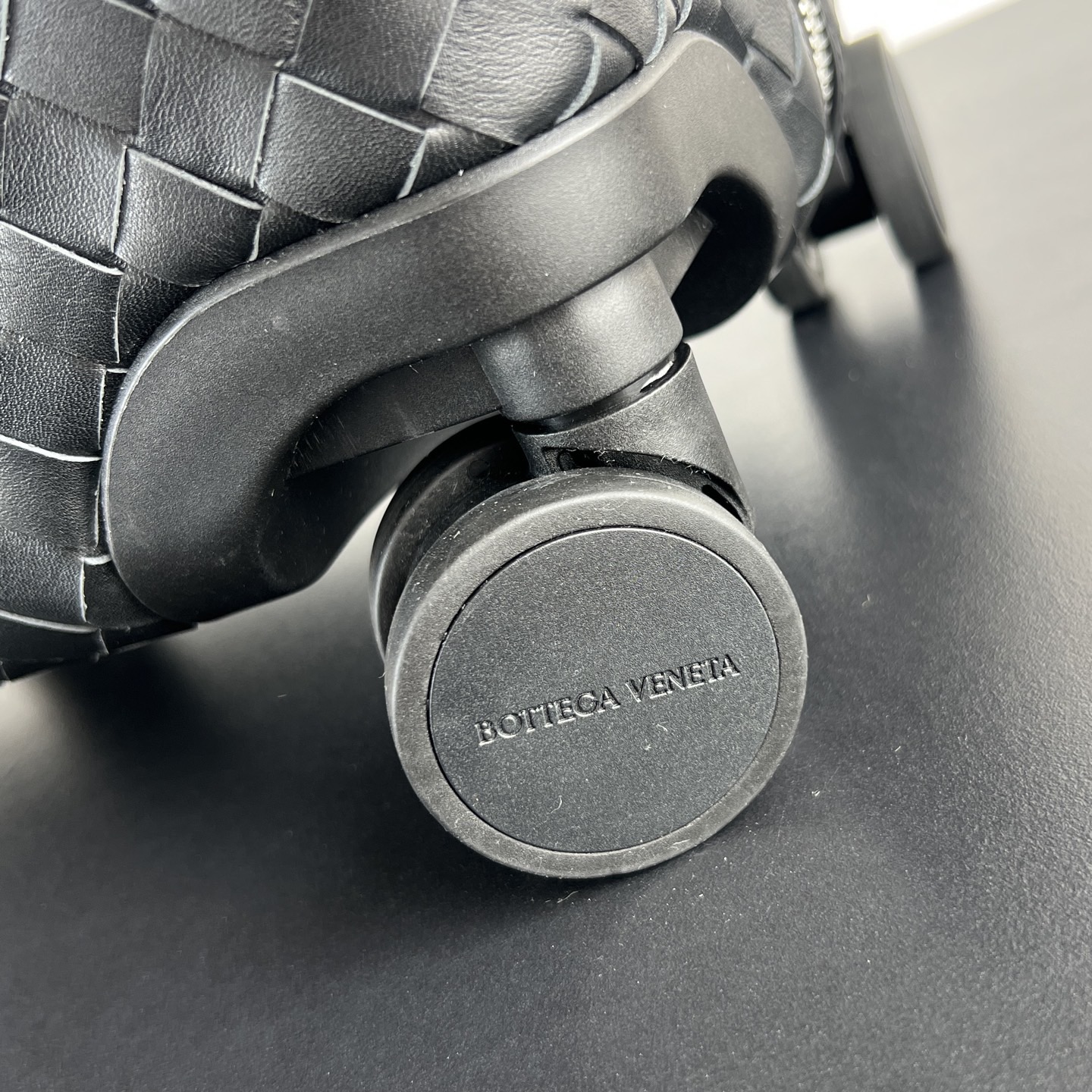 Чемодан для ручной клади в стиле Bottega Veneta из плетёной натуральной кожи чёрного цвета