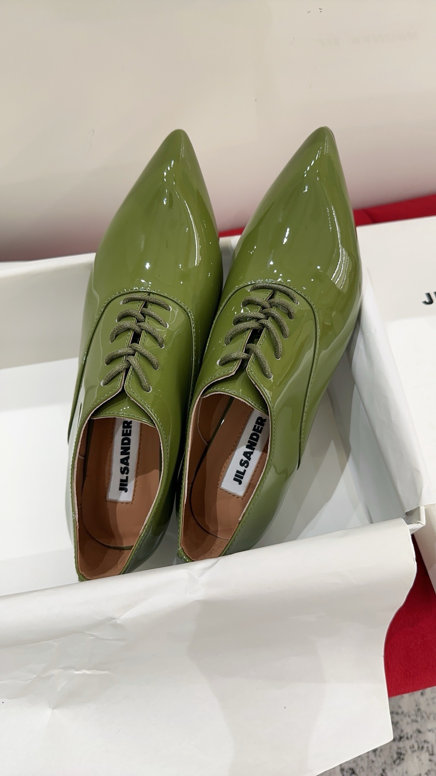 Туфли женские в стиле Jil Sander из лаковой натуральной кожи оливкового цвета