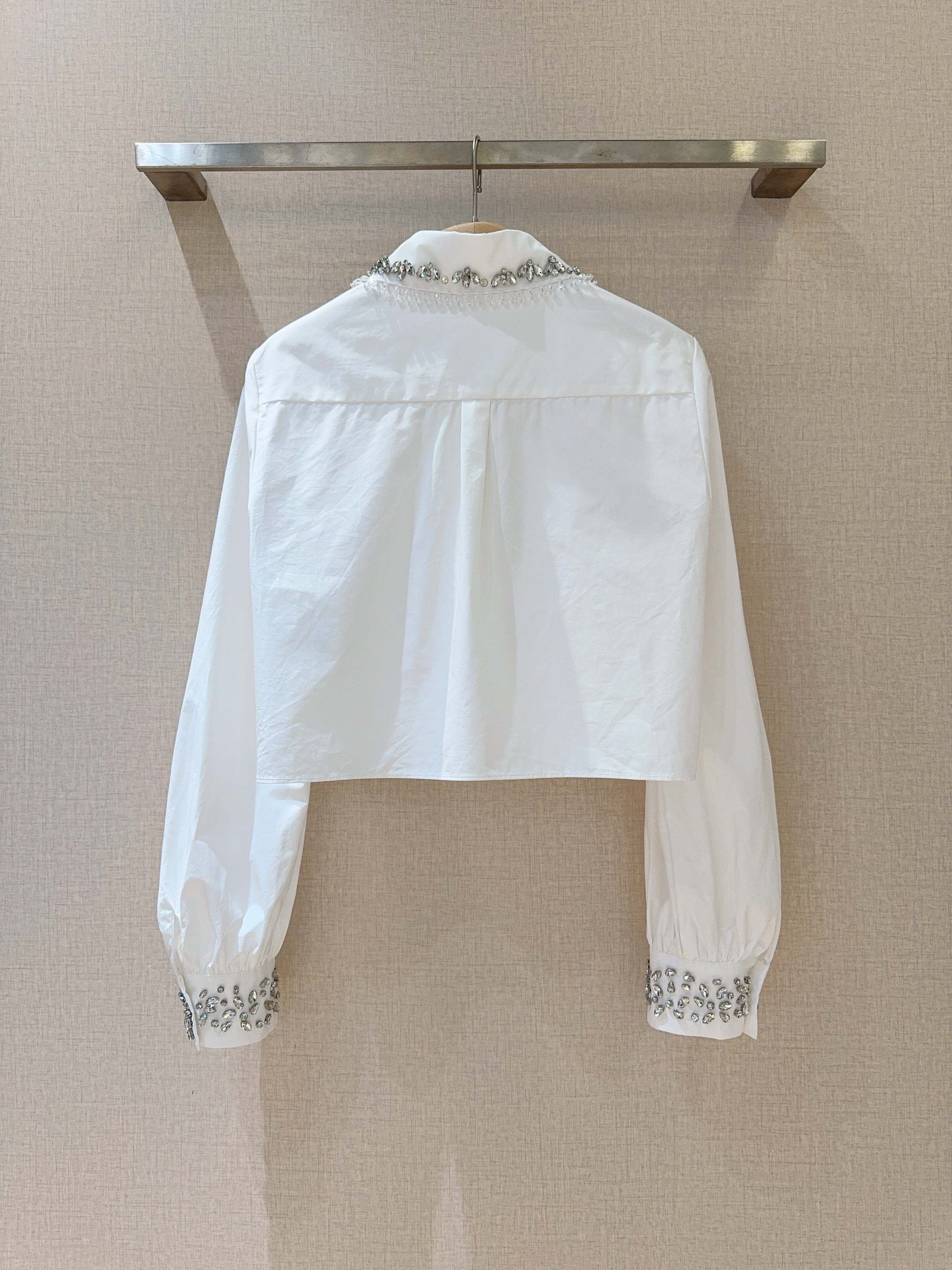 Рубашка женская в стиле CinqàSept  из хлопка белого цвета укороченная с декоративной отделкой