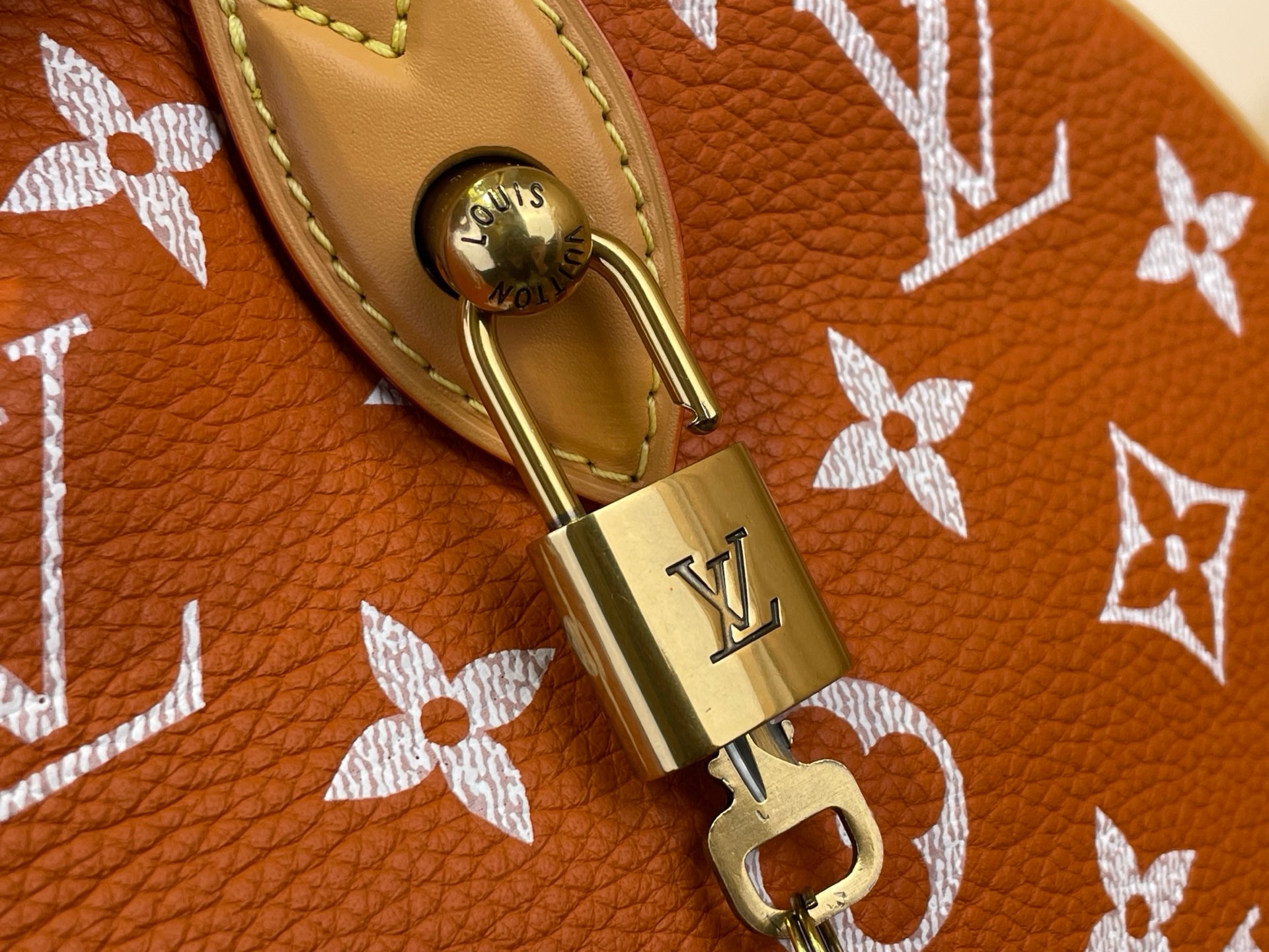 Сумка женская Louis Vuitton Speedy P9 Bandoulière 40 оранжевого цвета