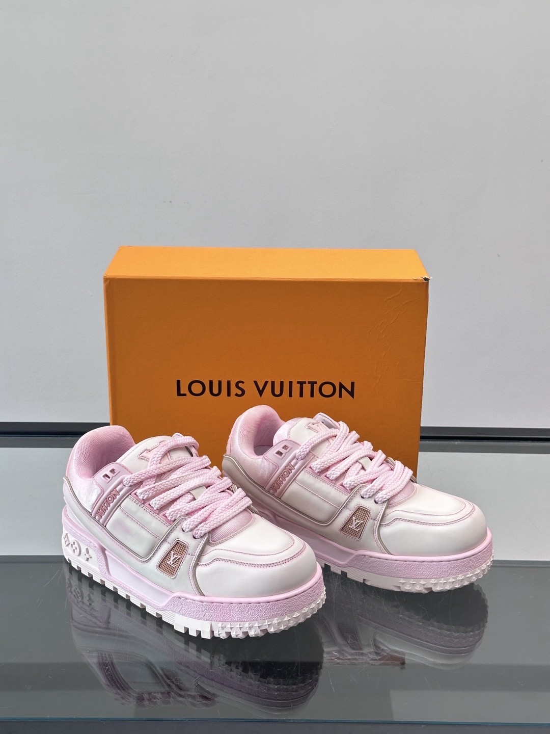 Кроссовки женские в стиле Louis Vuitton Trainer розового цвета