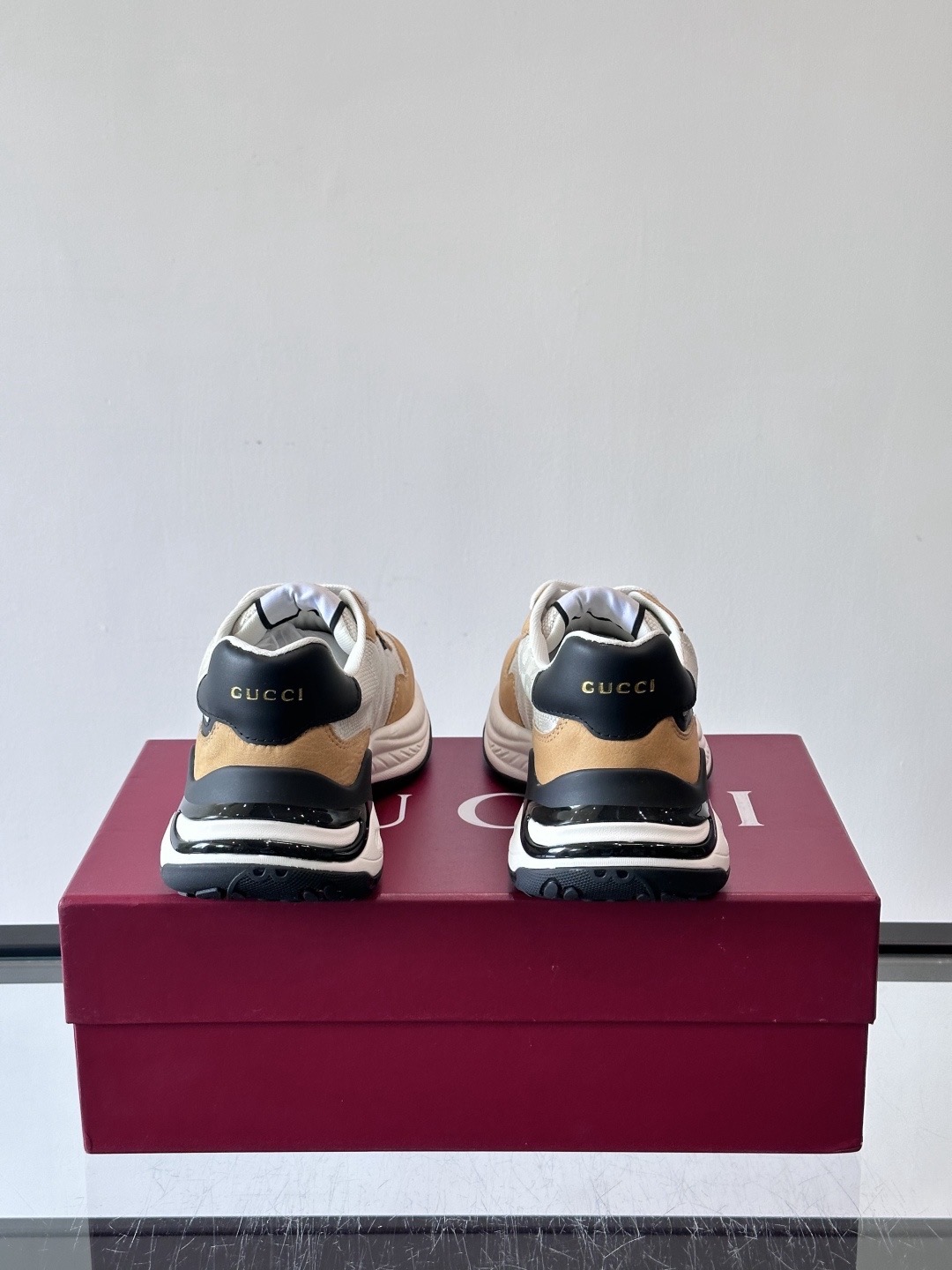 Кроссовки мужские в стиле Gucci бежево-песочного цвета с чёрными и белыми вставками