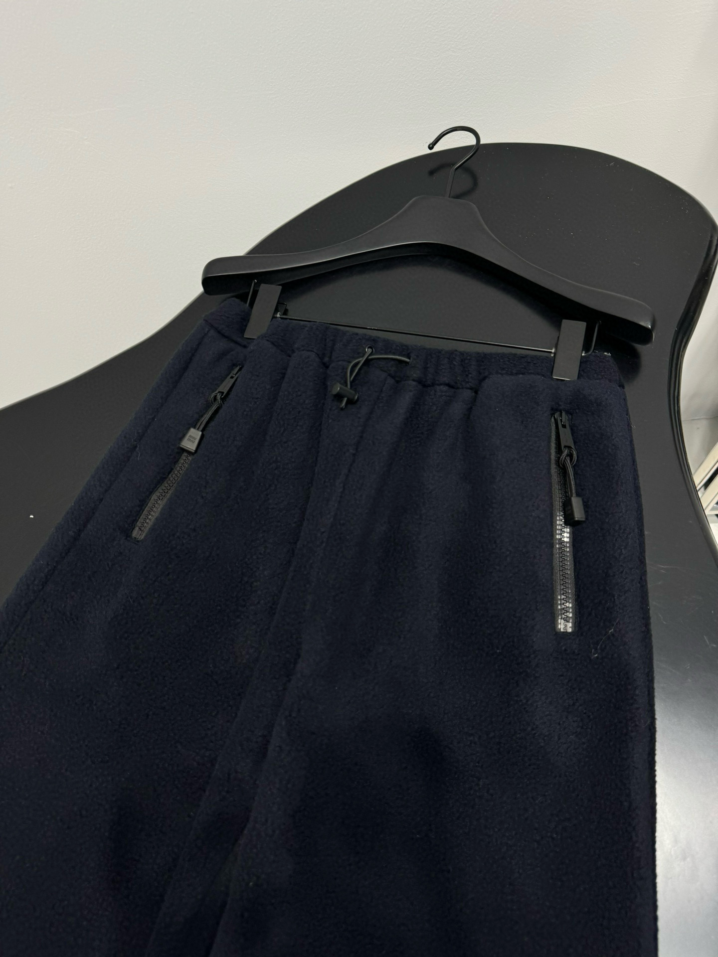 Брюки спортивные женские в стиле Miu Miu из флисового материала тёмно-синего цвета