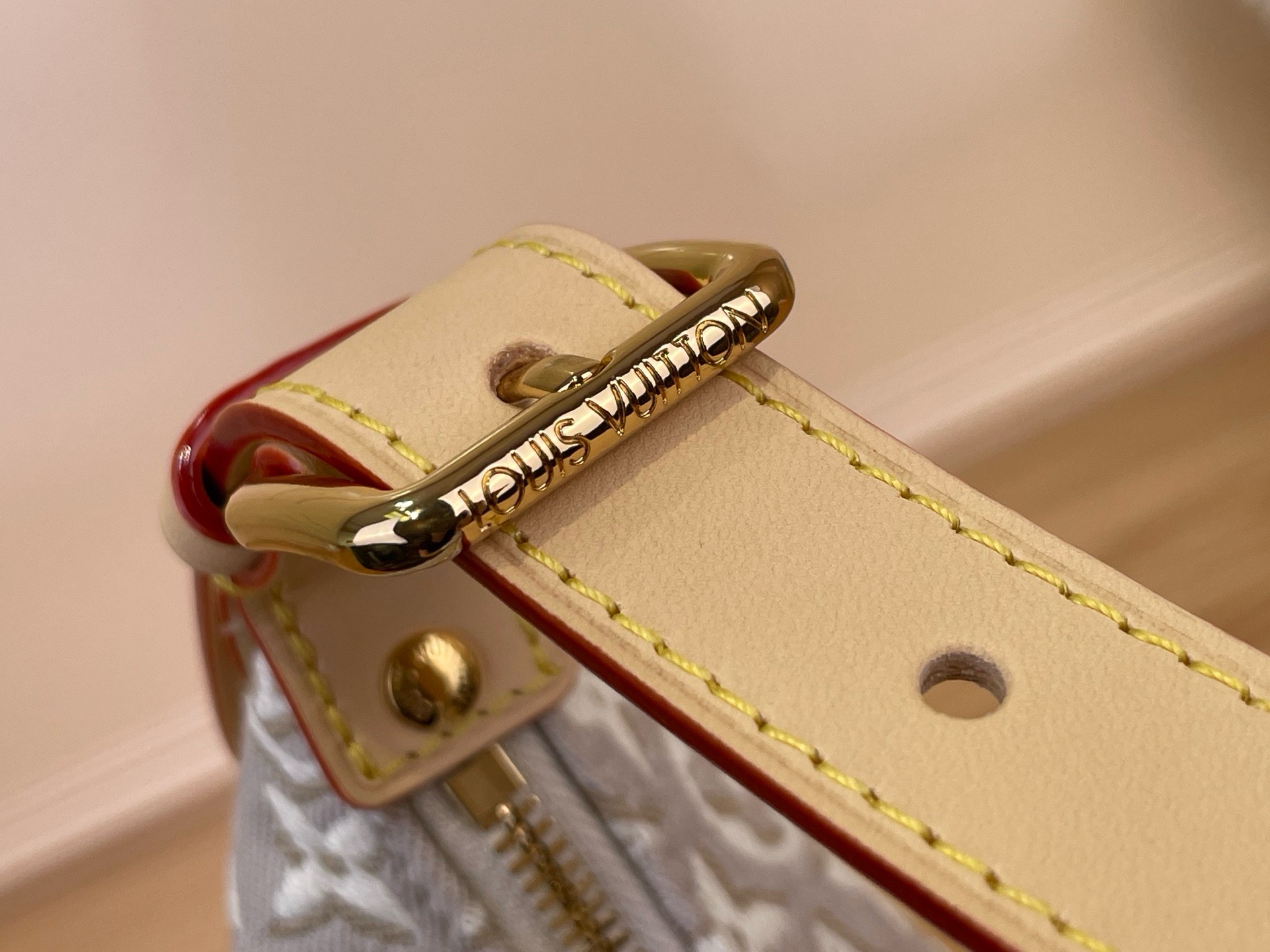 Сумка женская Louis Vuitton Pochette Hills бело-бежевого цвета