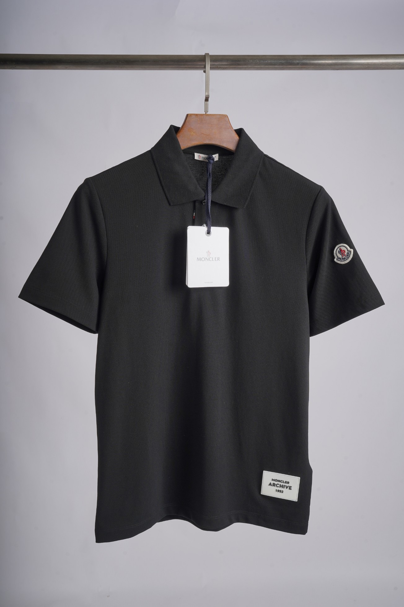 Поло унисекс в стиле Moncler из натурального хлопка черного цвета с логотипом