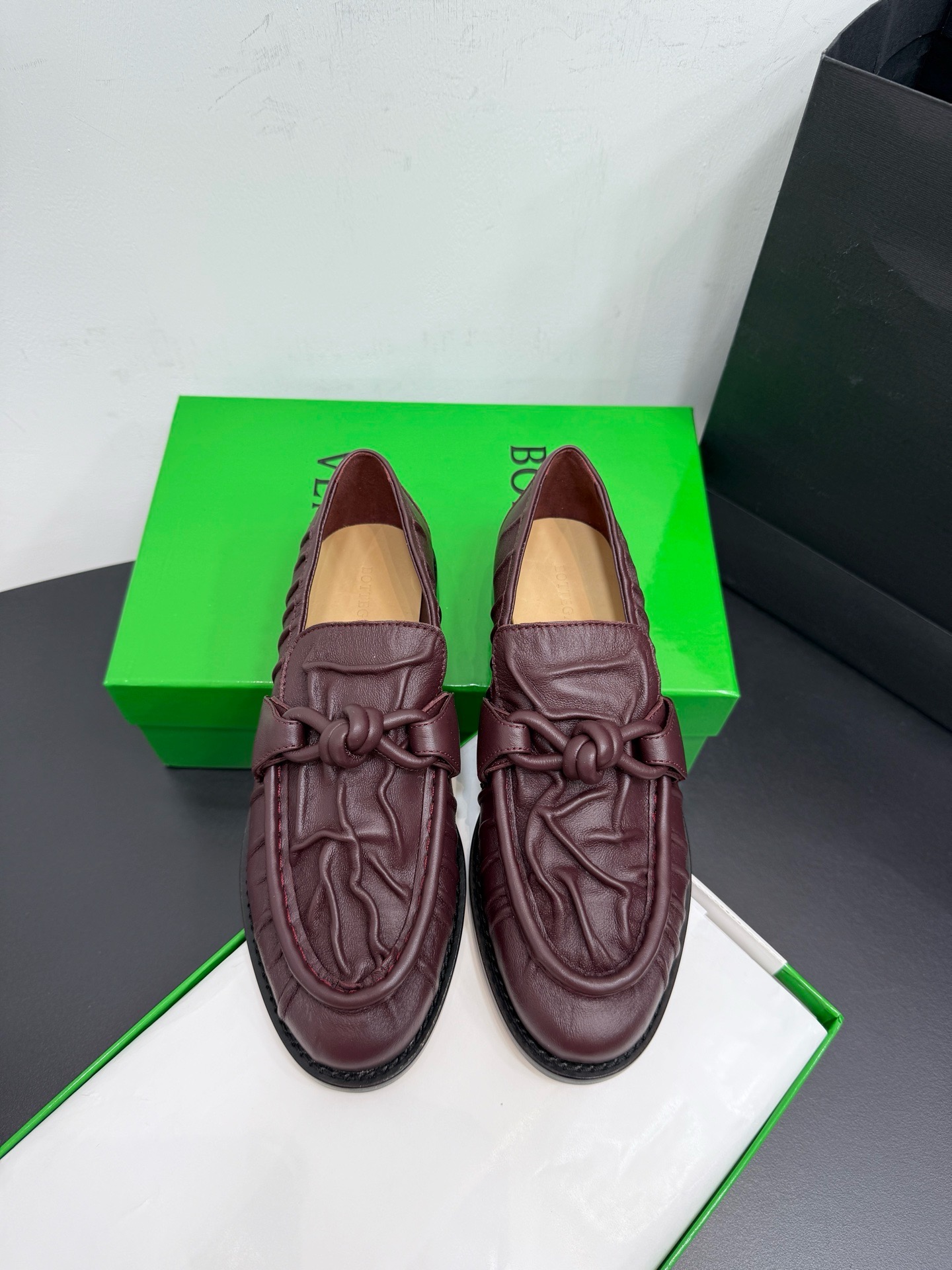 Лоферы женские Bottega Veneta Astaire бордового цвета