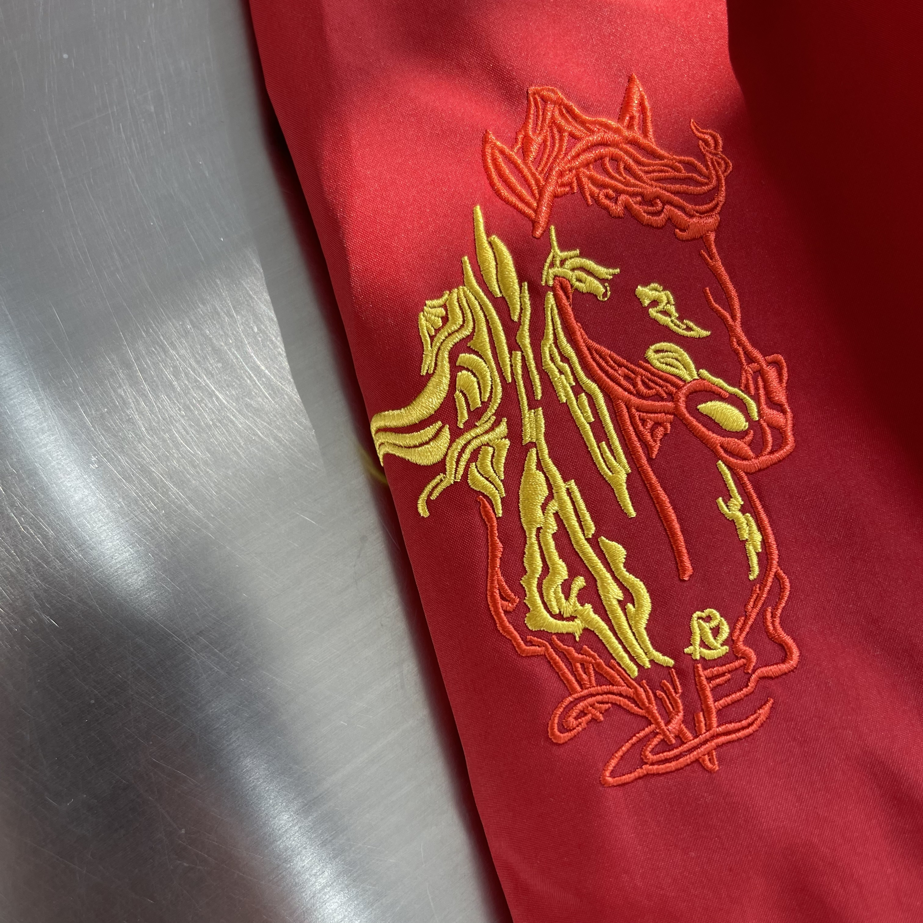 Куртка унисекс в стиле Arc’teryx Alpha SV  красного цвета с вышивкой