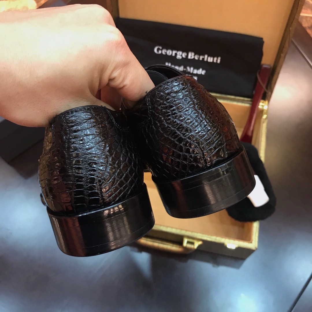 Туфли мужские в стиле Berluti из цельной кожи крокодила черного цвета