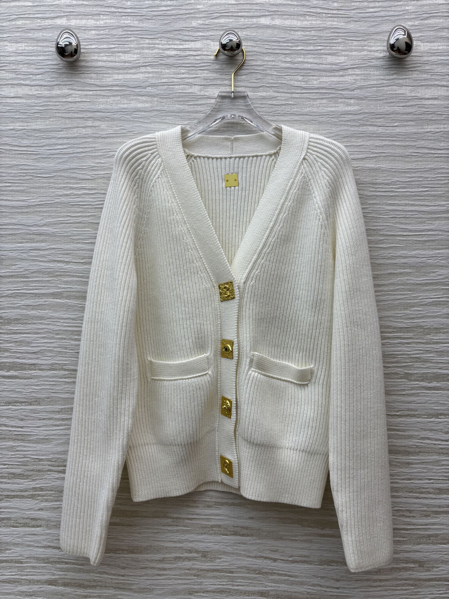 Кардиган женский в стиле Schiaparelli молочного цвета с декоративными пуговицами