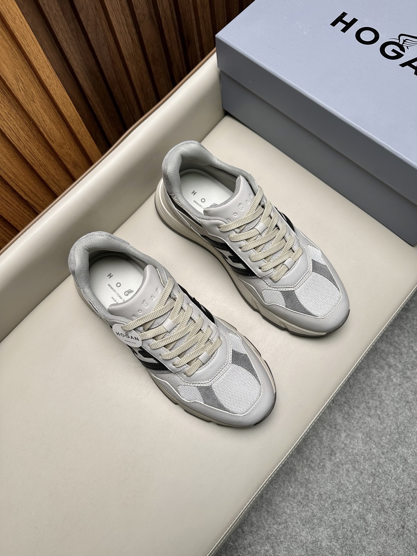 Кроссовки мужские в стиле Hogan H Patch Hyperlight светло-серого цвета