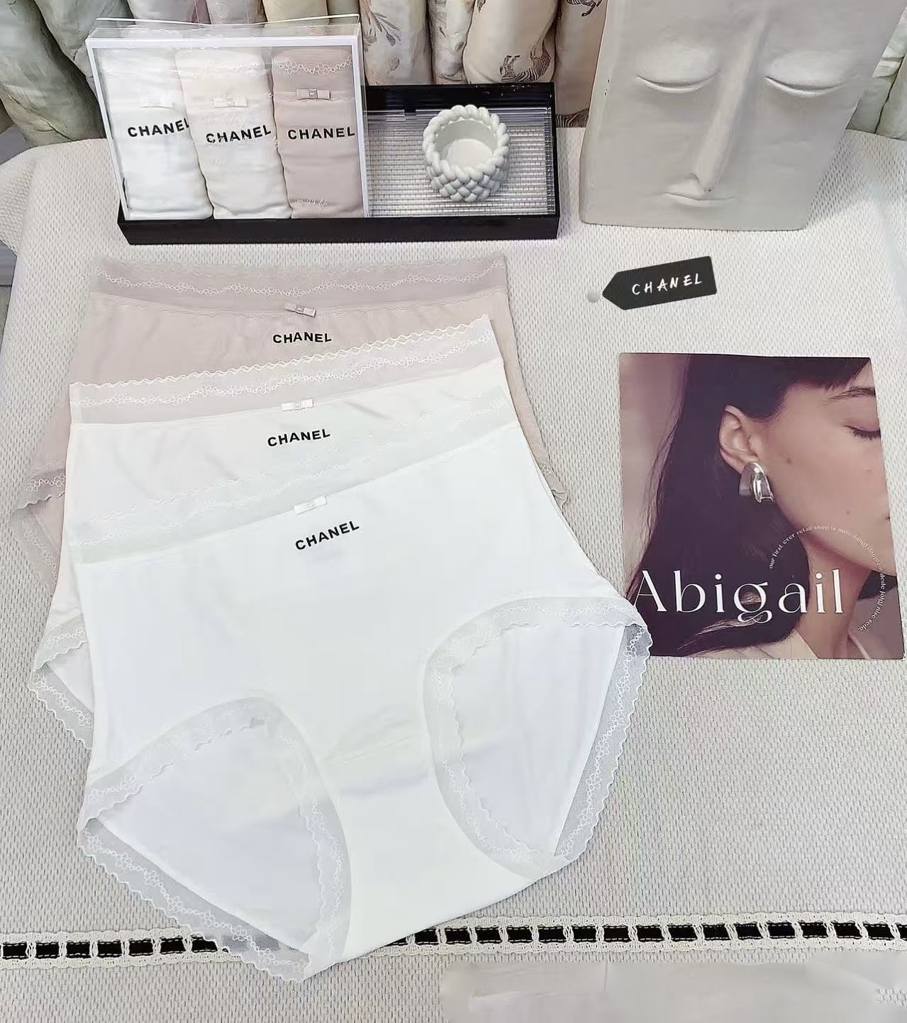 Трусы женские Chanel из хлопка и эластана с кружевной отделкой (набор 3 шт.)