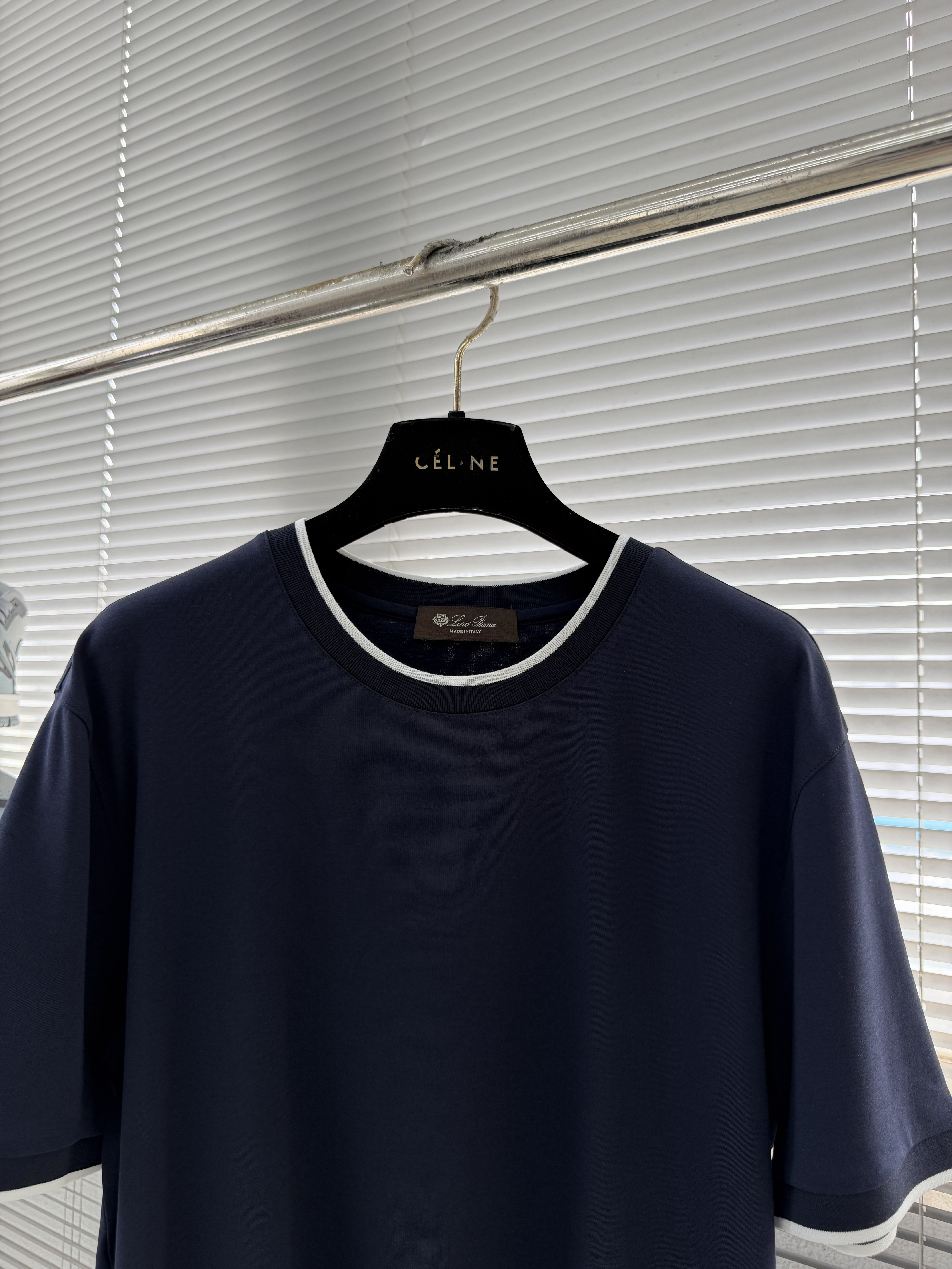 Футболка мужская в стиле Loro Piana из хлопка синего цвета с контрастной отделкой