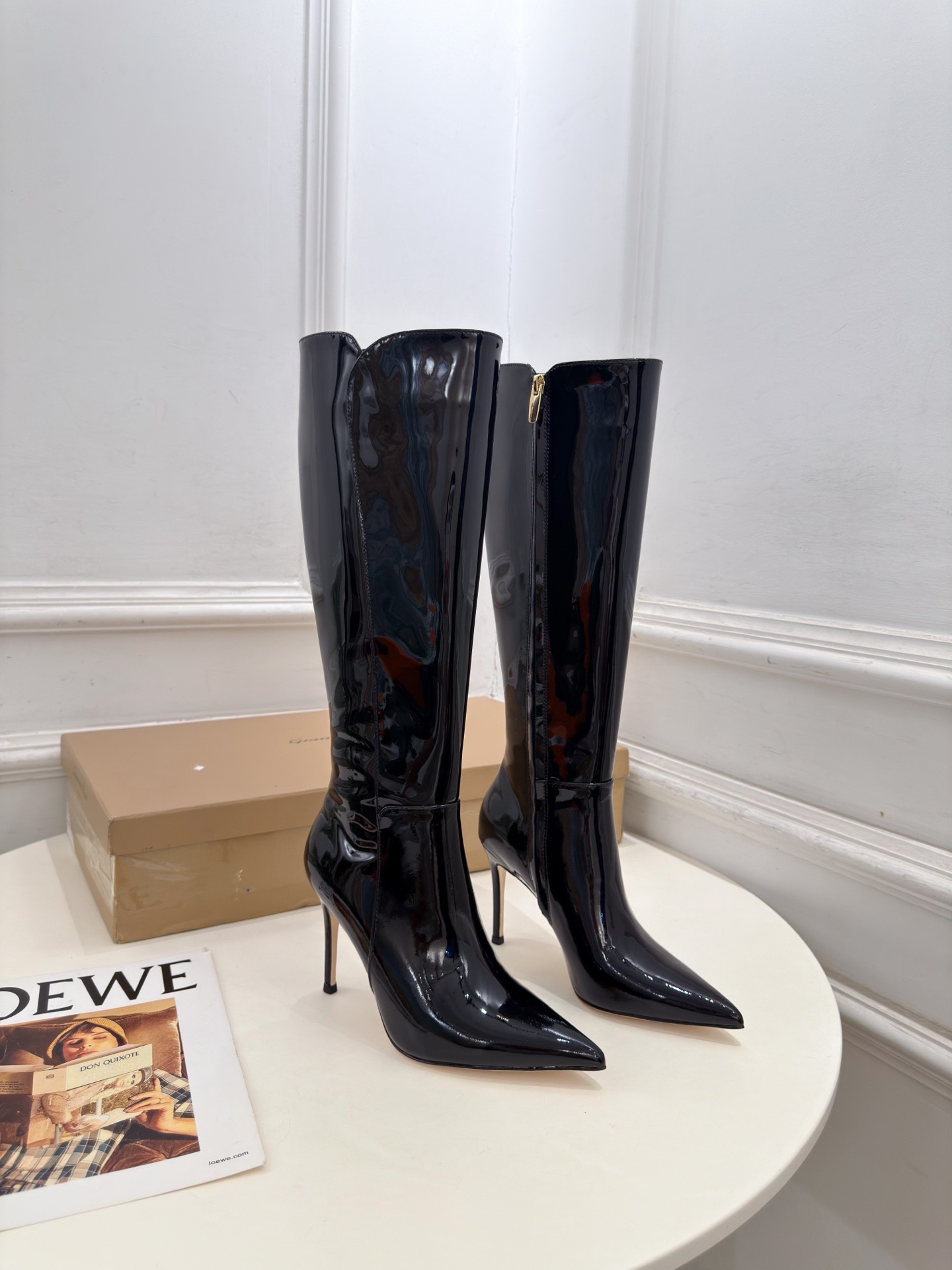 Сапоги женские Gianvito Rossi из лакированной натуральной кожи черного цвета