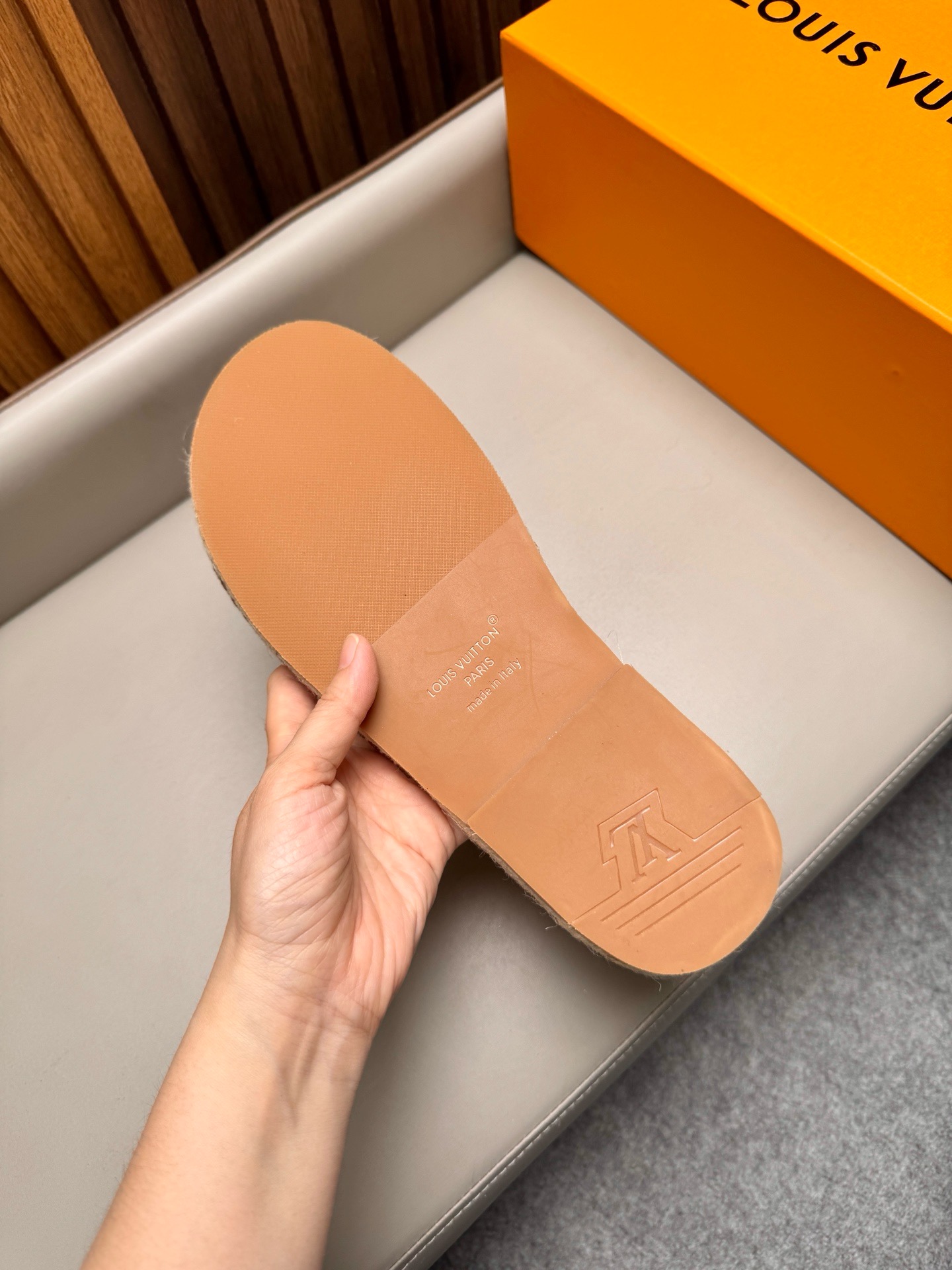 Шлёпанцы мужские в стиле Louis Vuitton из натуральной замши рыжего цвета