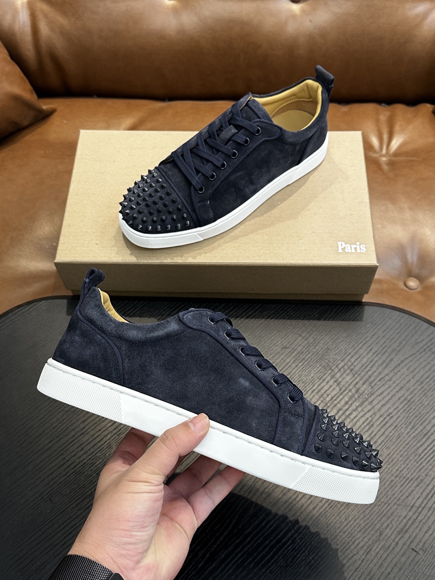 Кроссовки мужские в стиле Christian Louboutin тёмно-синего цвета с шипами и белой подошвой