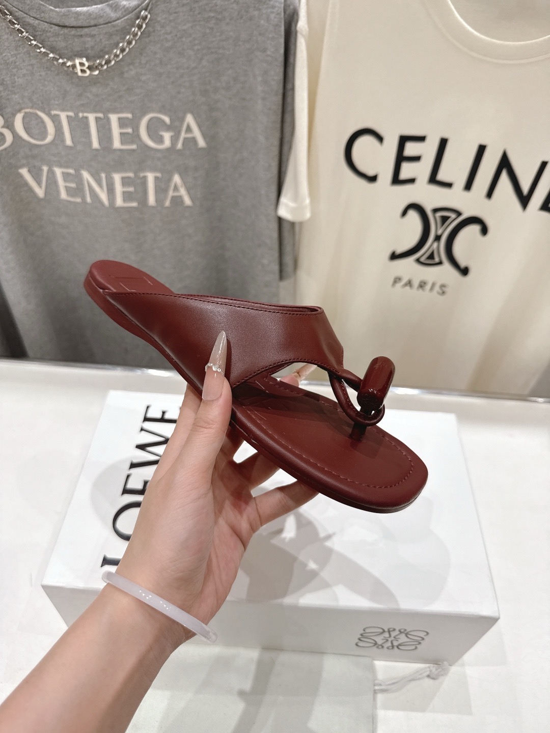 Сабо женские в стиле LOEWE Anagram бордового цвета с перемычкой