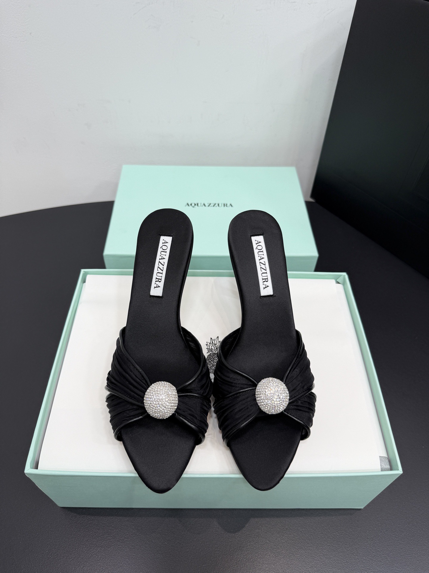 Мюли женские Aquazzura из натурального шёлка чёрного цвета
