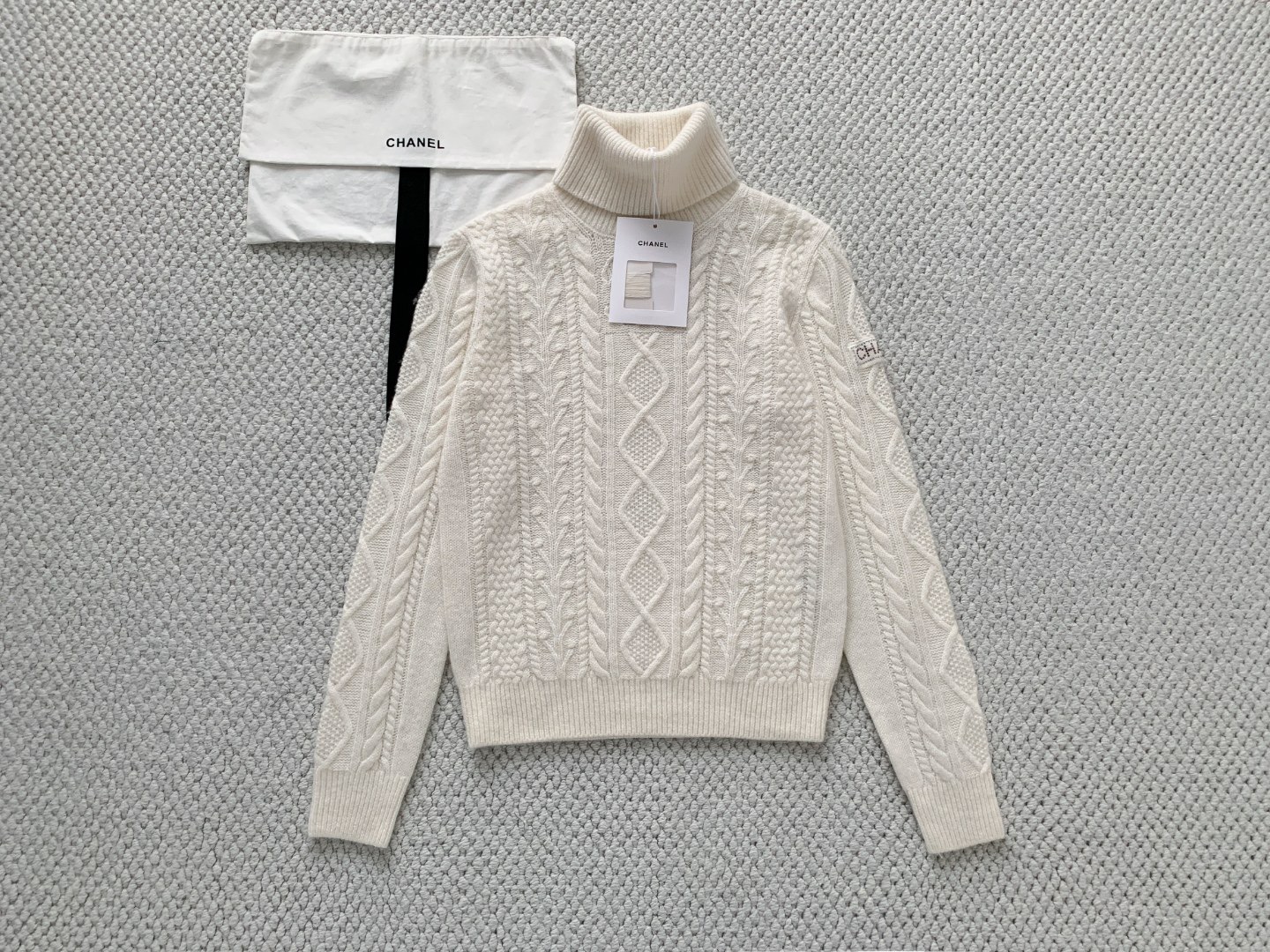 Свитер женский в стиле Chanel с высоким воротником и рельефной вязкой молочного цвета