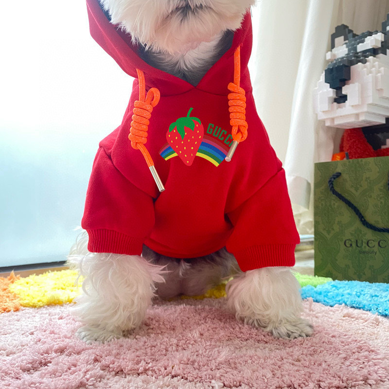 Худи для собак в стиле Gucci Strawberry Rainbow с радужным принтом красного цвета