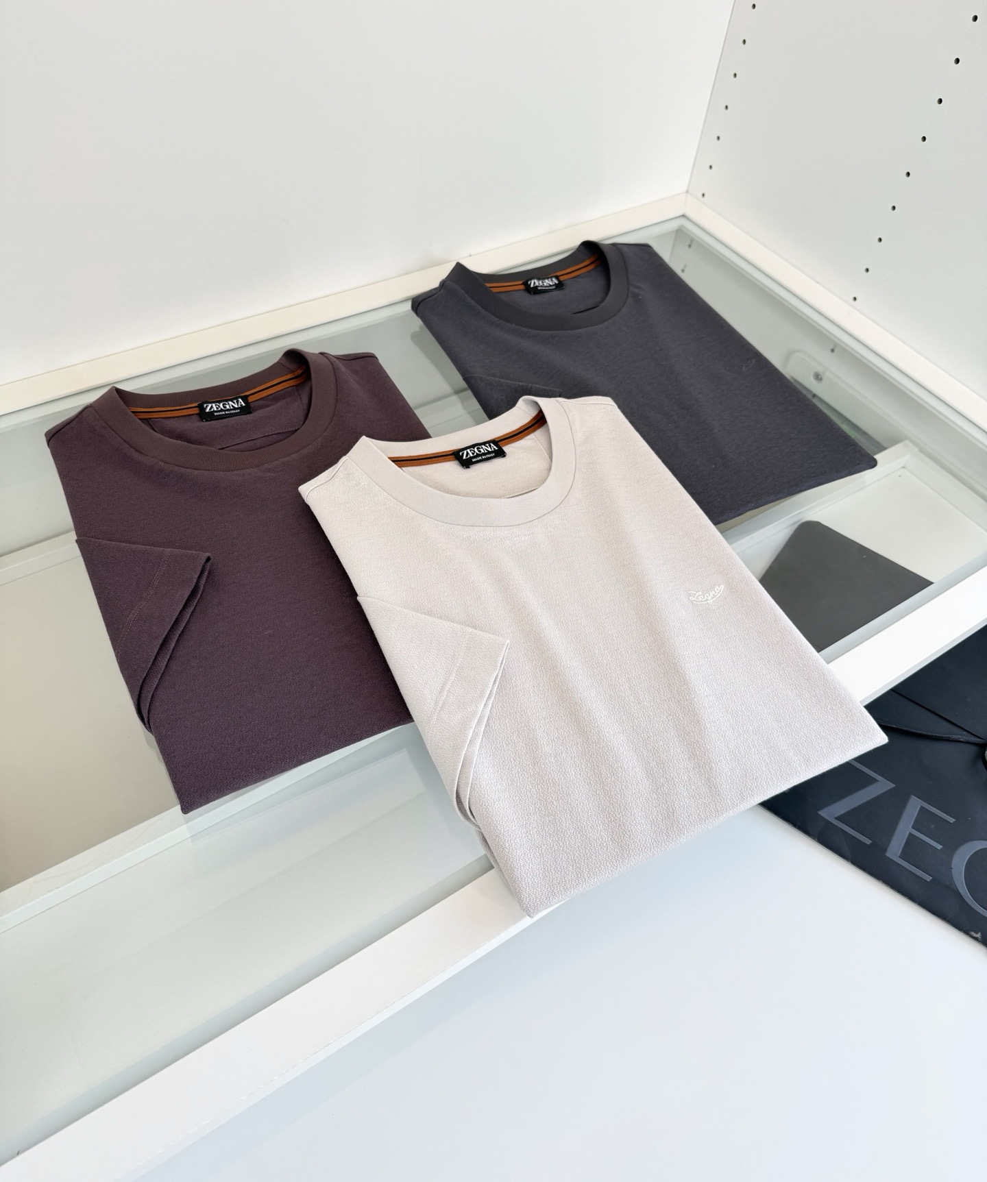 Футболка мужская в стиле Zegna светлого цвета базовая