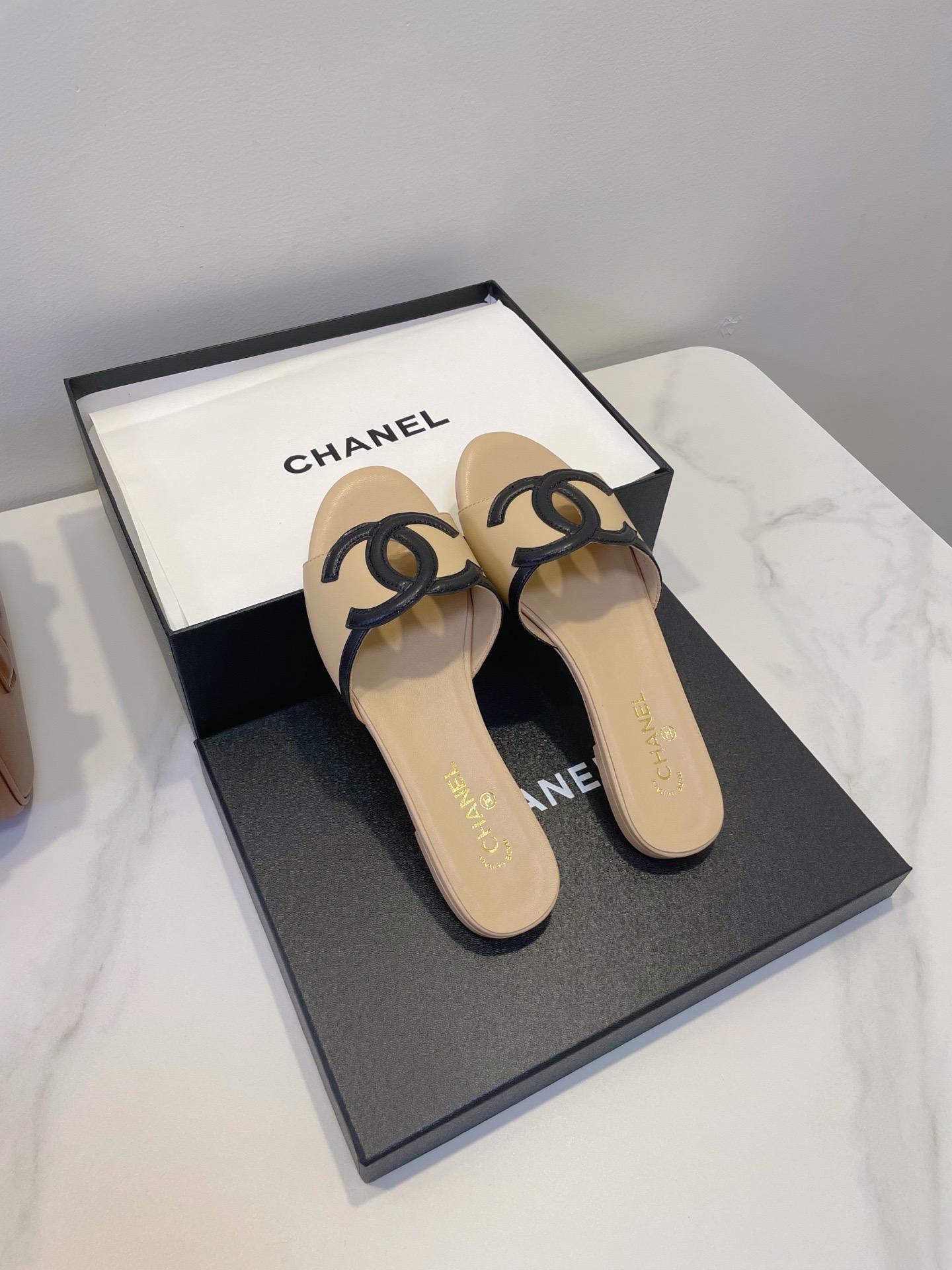 Мюли женские в стиле Chanel 26 с логотипом CC из натуральной кожи бежевого цвета