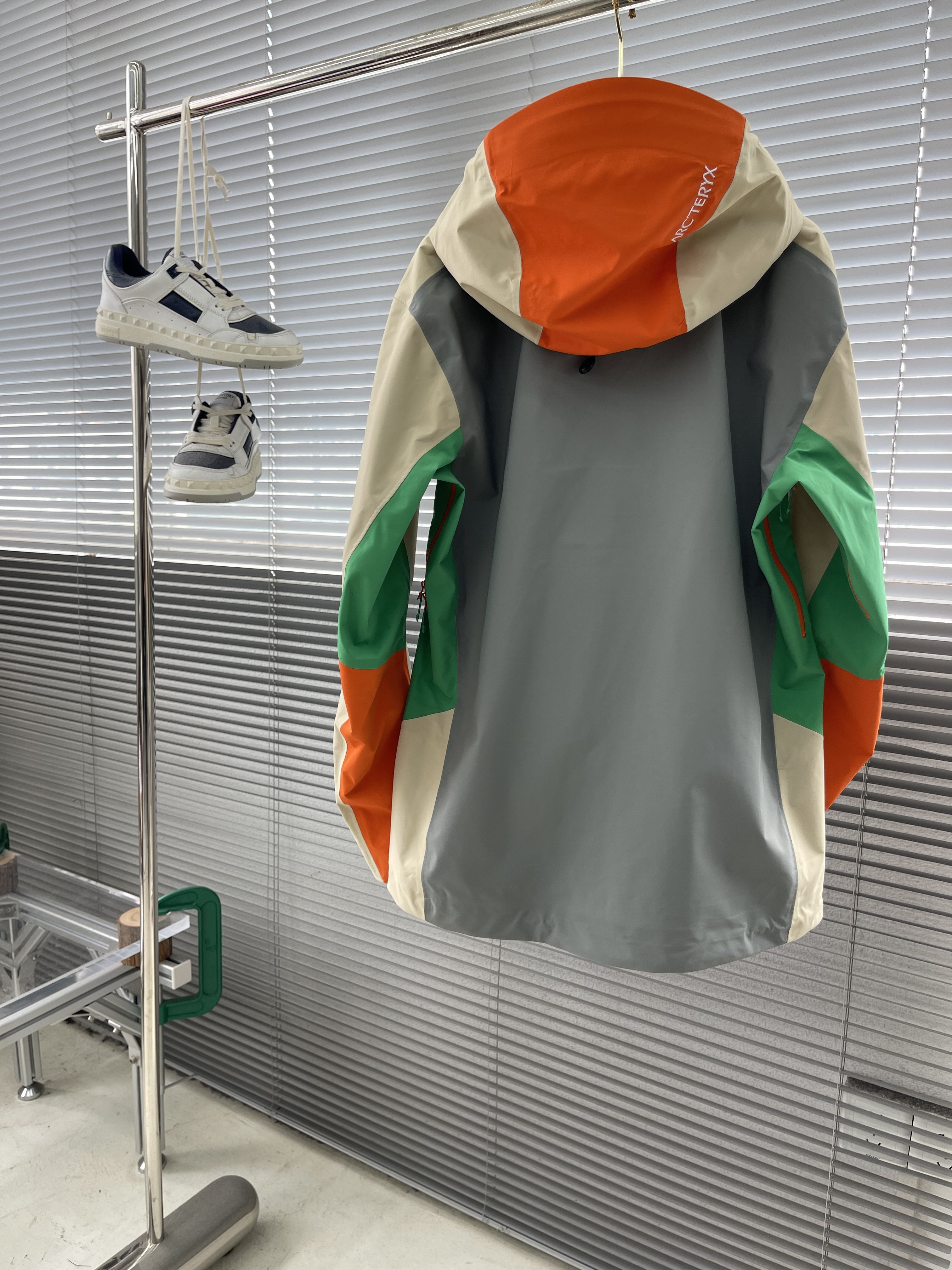 Куртка унисекс в стиле Arc’teryx Beta Lightweight  бежево-серый цвета