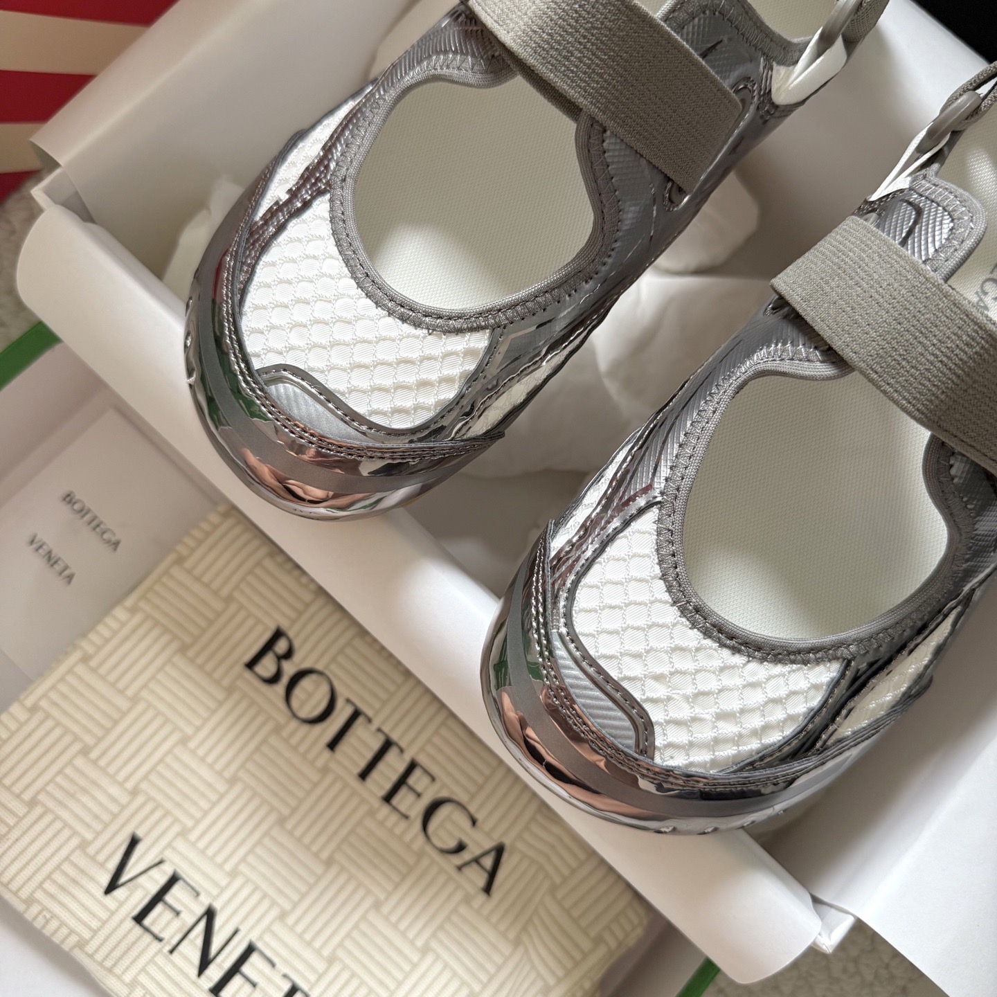 Кроссовки женские Bottega Veneta Orbit Flash серебристого цвета