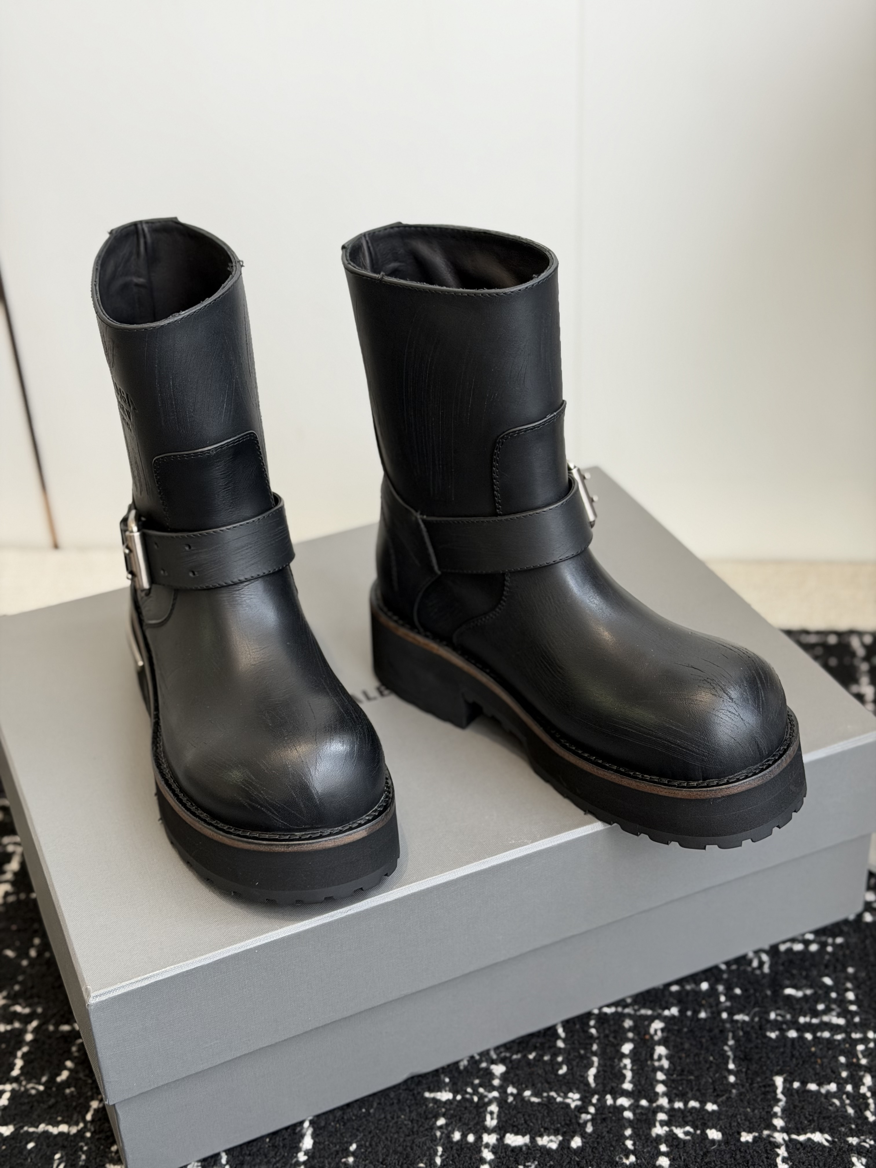 Ботинки женские Balenciaga Venom чёрного цвета