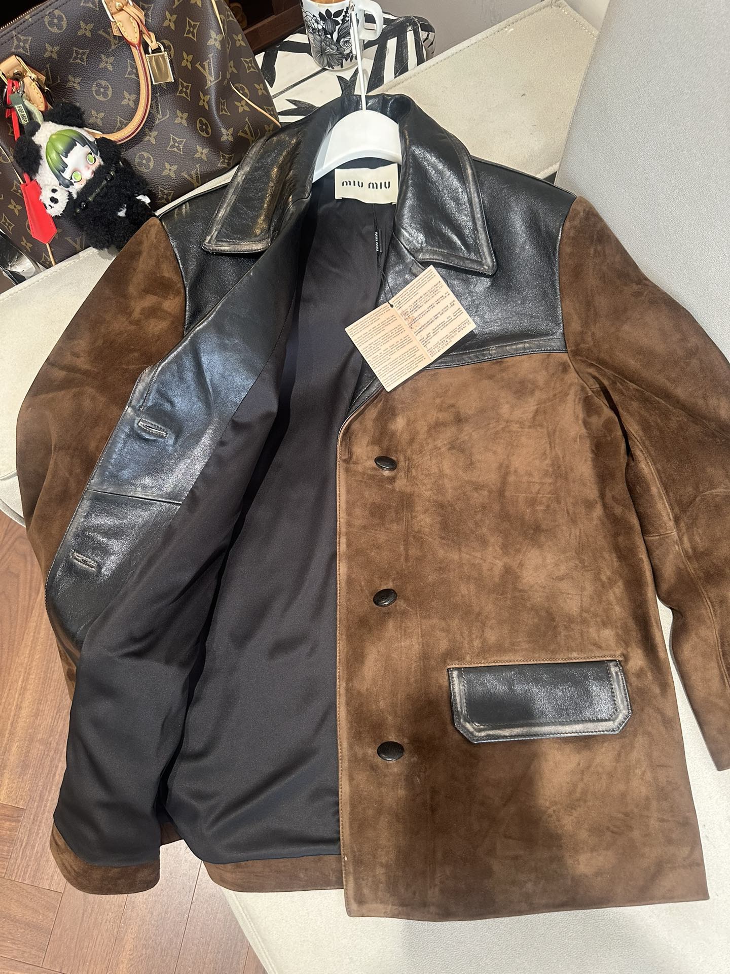 Куртка женская в стиле Miu Miu из натуральной замши и кожи коричневого цвета с контрастной кожаной отделкой