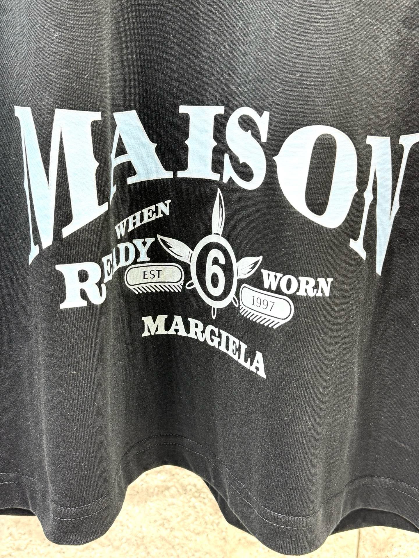 Футболка Maison Margiela MM6 чёрного цвета с принтом Maison 6