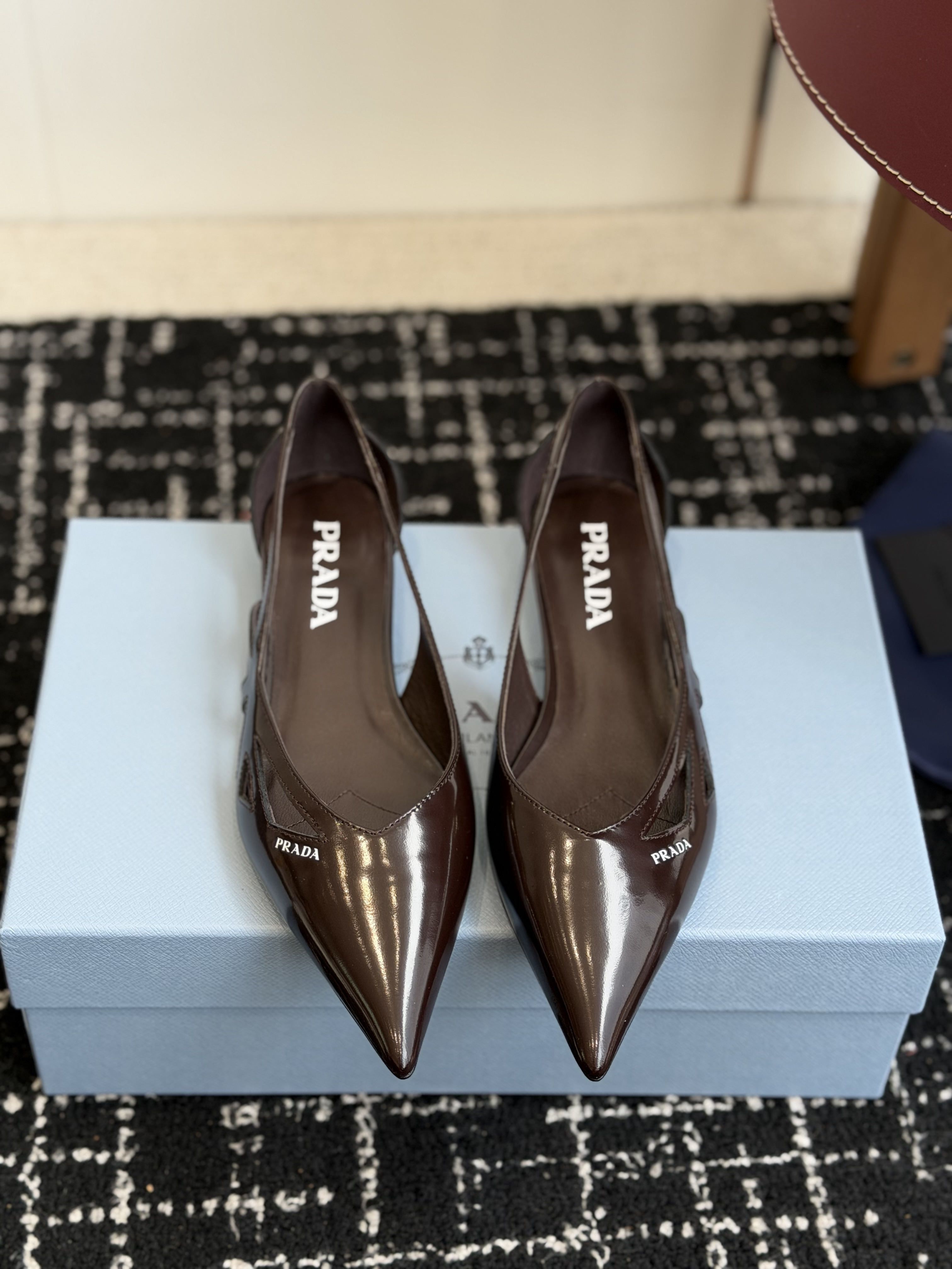 Туфли женские Prada коричневого цвета
