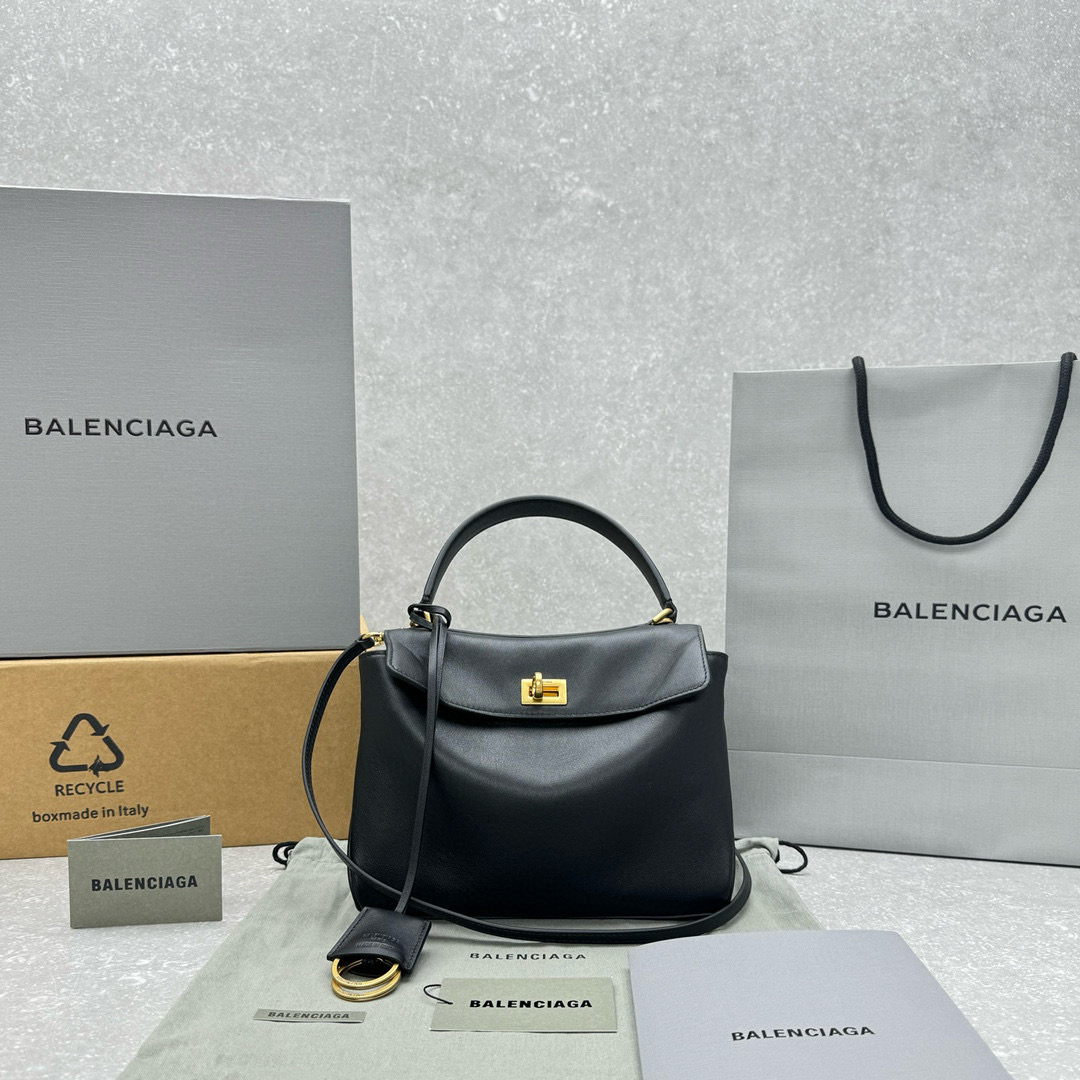 Сумка женская Balenciaga Rodeo Mini чёрного цвета с золотистой фурнитурой
