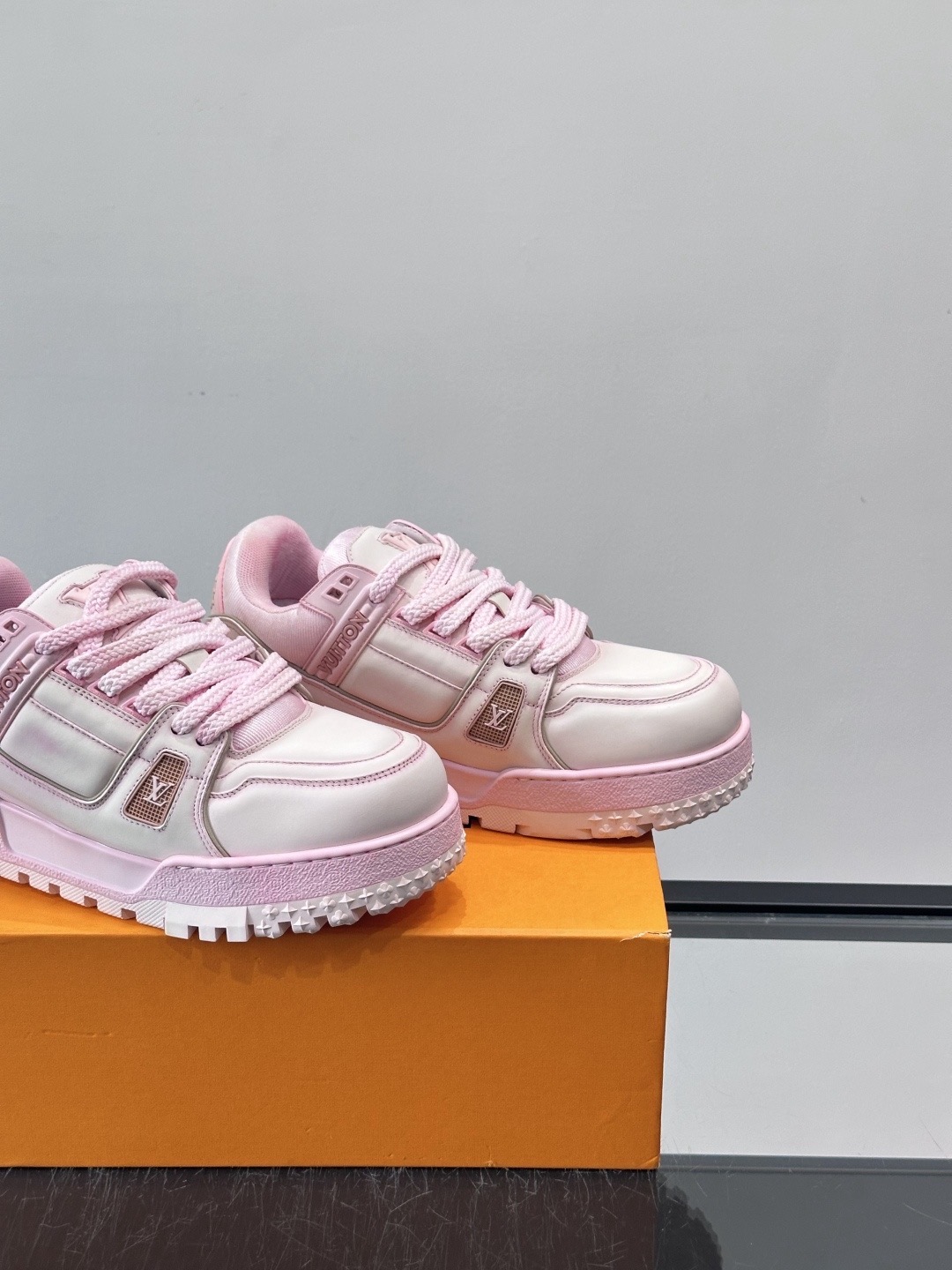 Кроссовки женские в стиле Louis Vuitton Trainer розового цвета