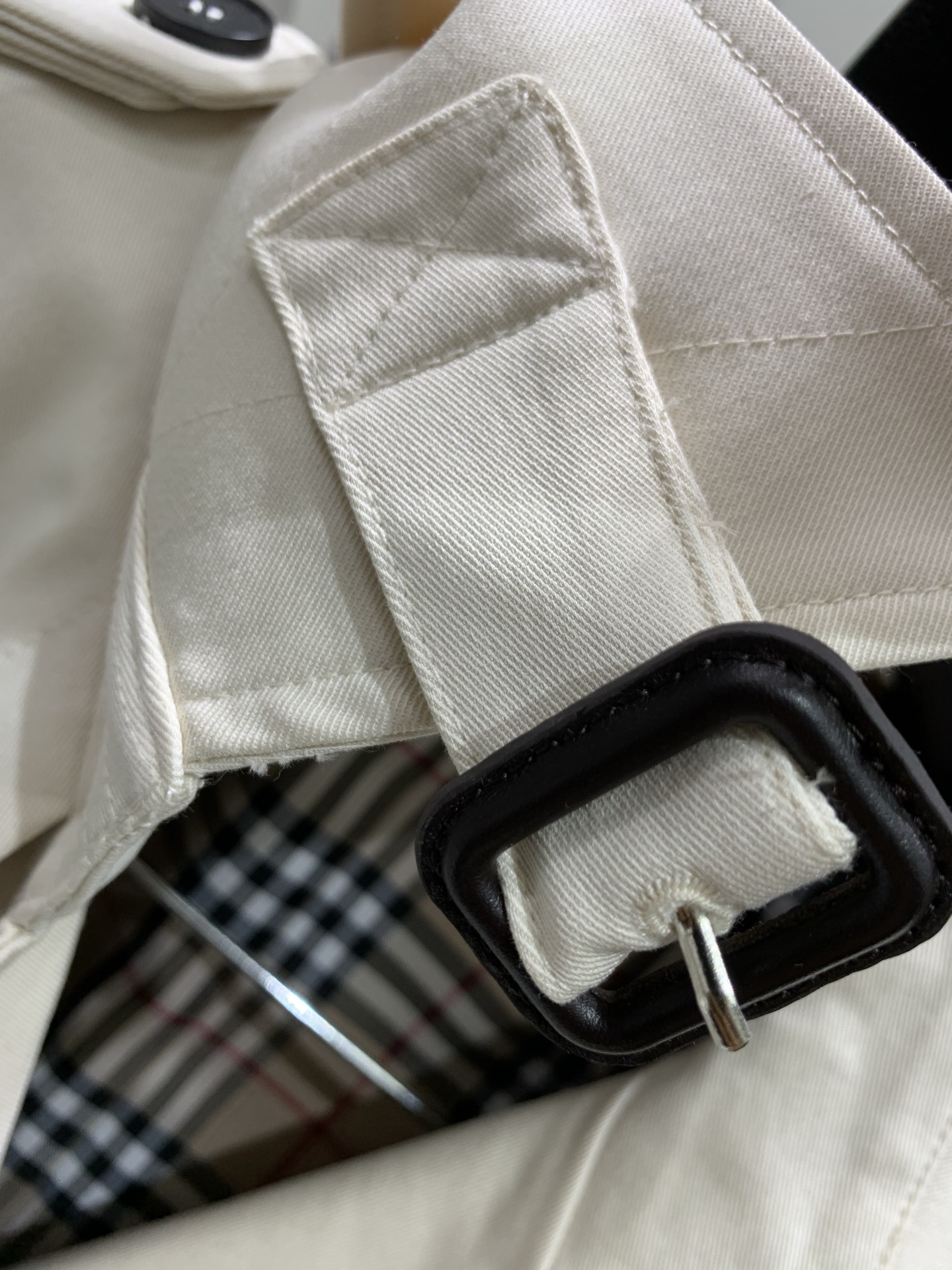 Тренч женский в стиле Saint Laurent из плащевой ткани молочного цвета с поясом